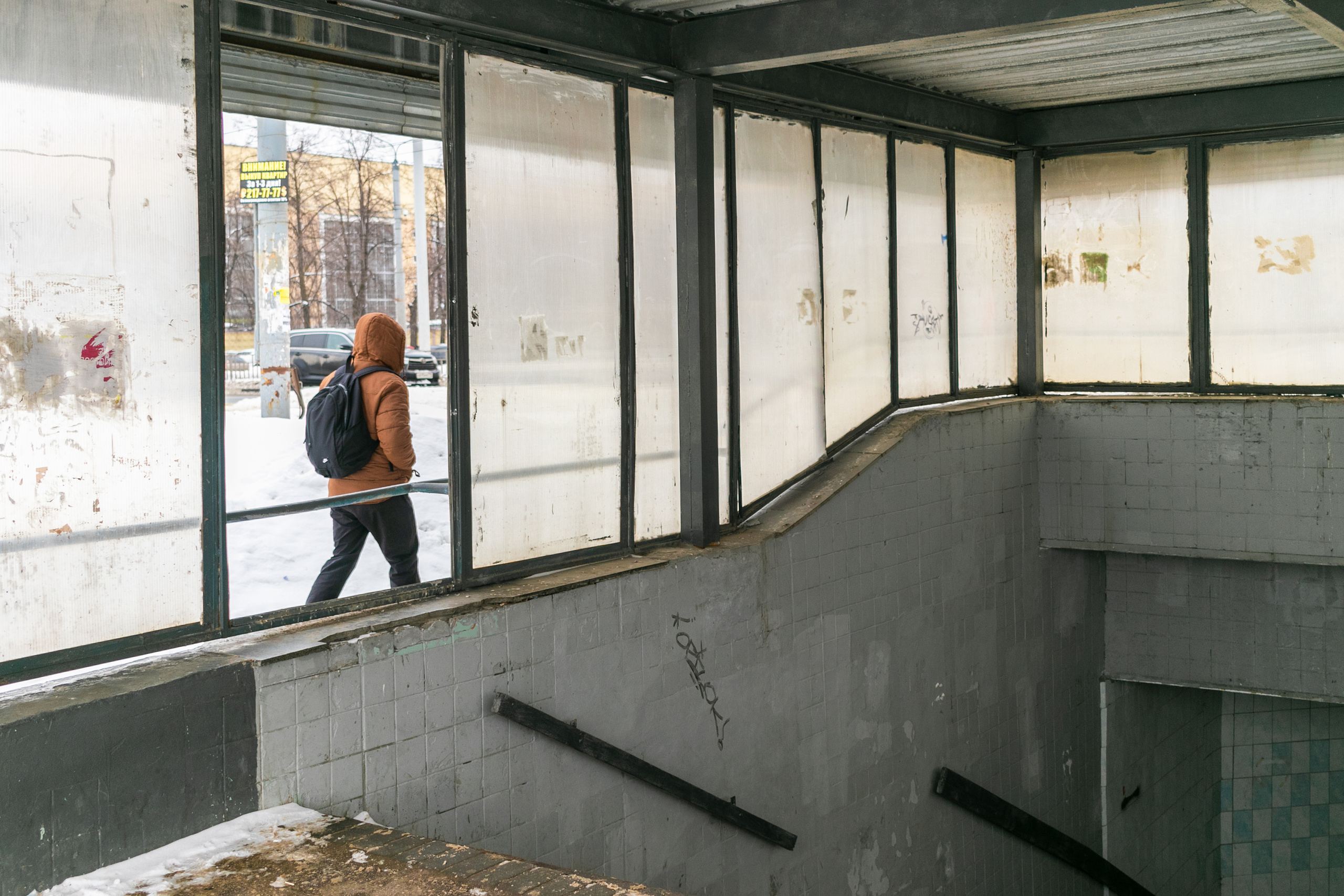 Прохожий в выбитом окне входа в станцию метро Комсомольская. Нижний Новгород, Автозавод