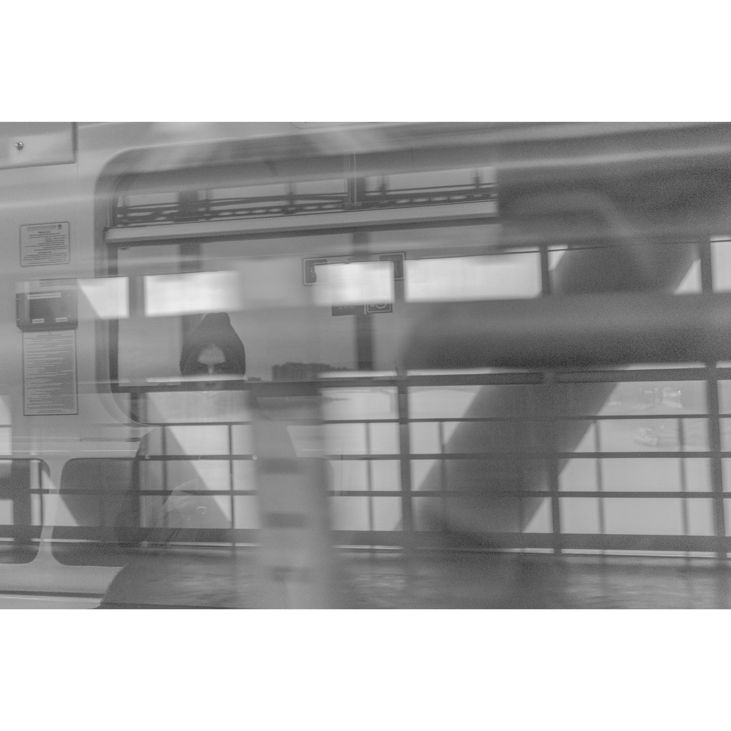 Отражение в окнах метро.