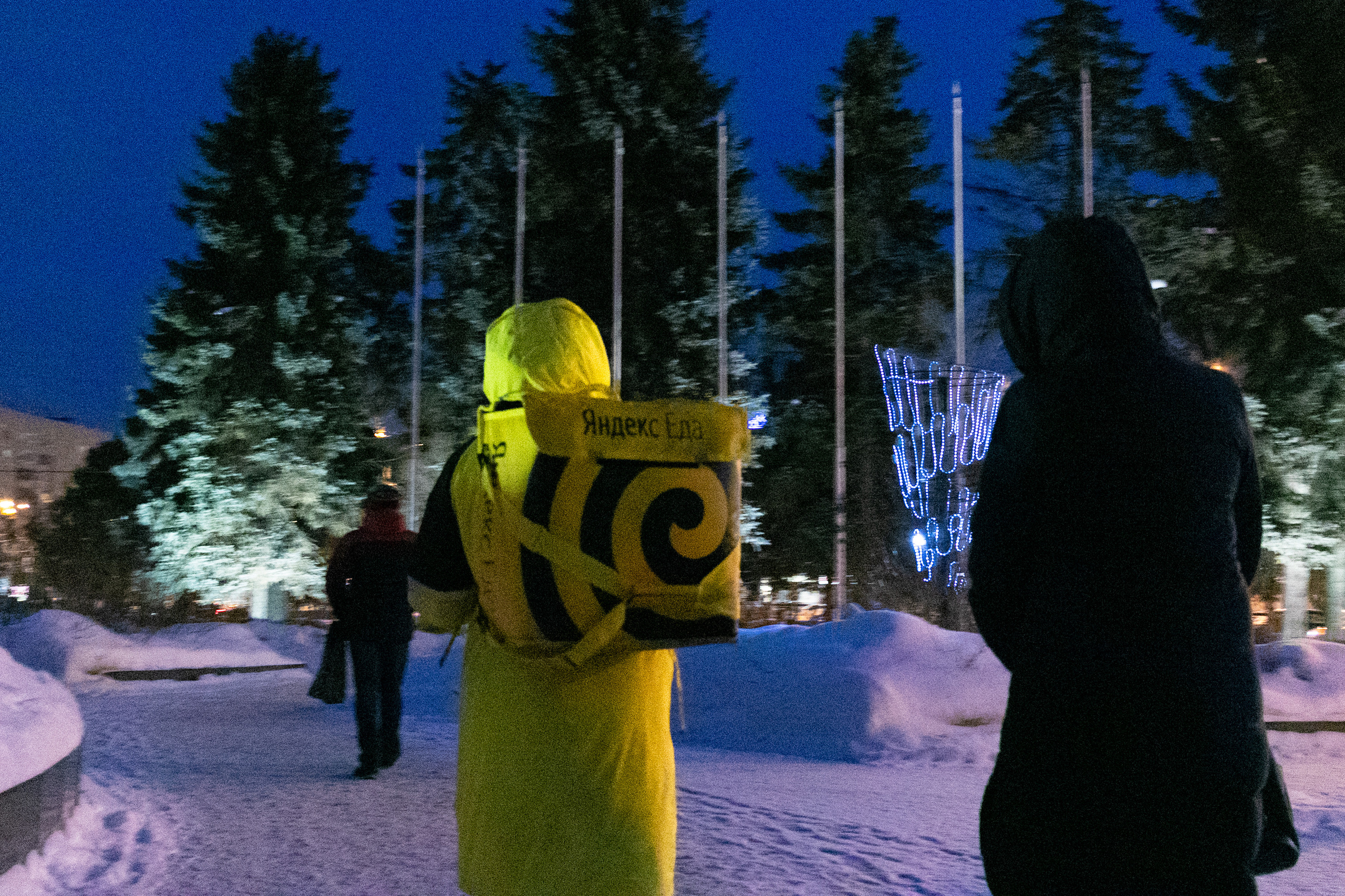 Курьер Яндекс еды на пл. Киселева, центральной площади Автозавода. Нижний Новгород.