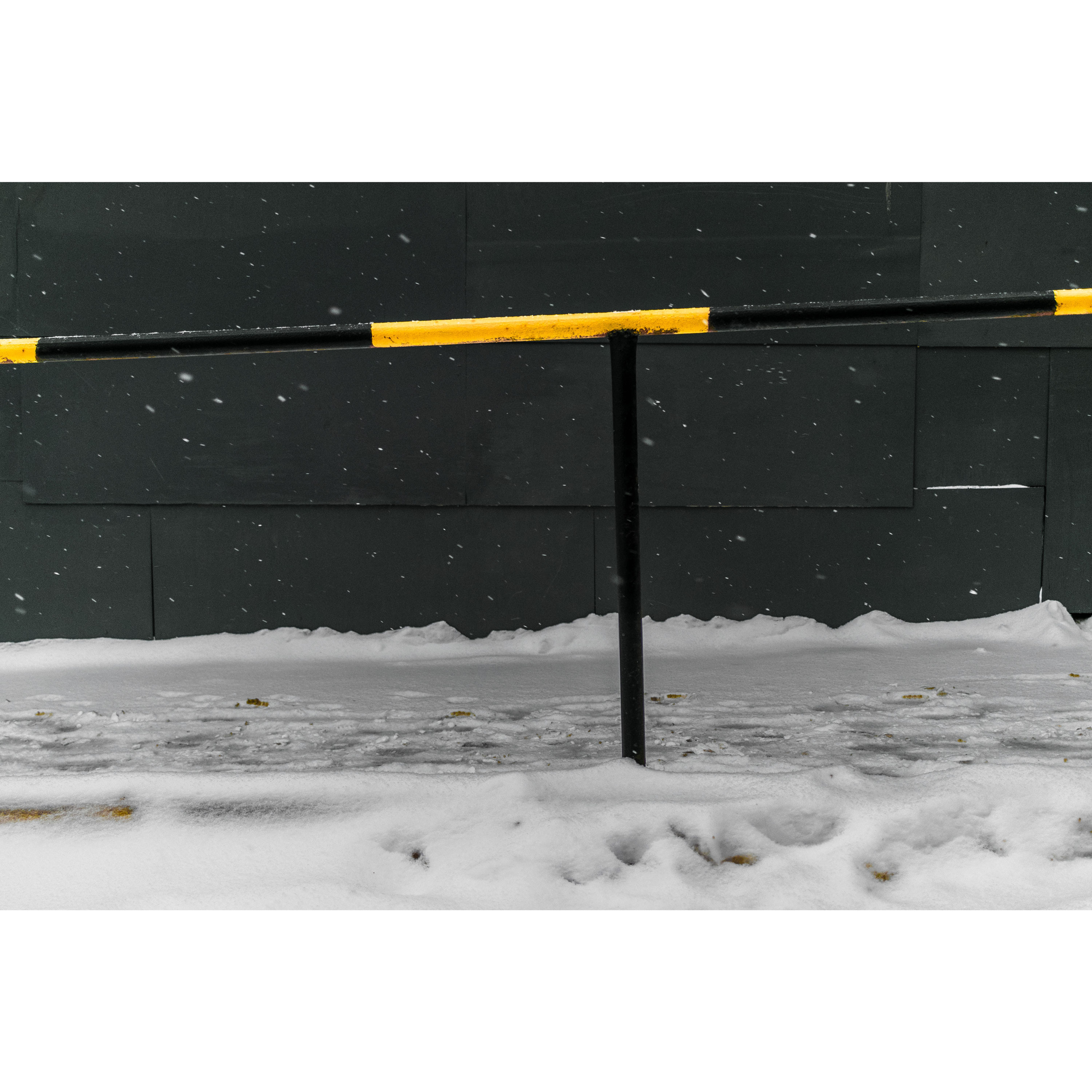 Черно-желтый забор.