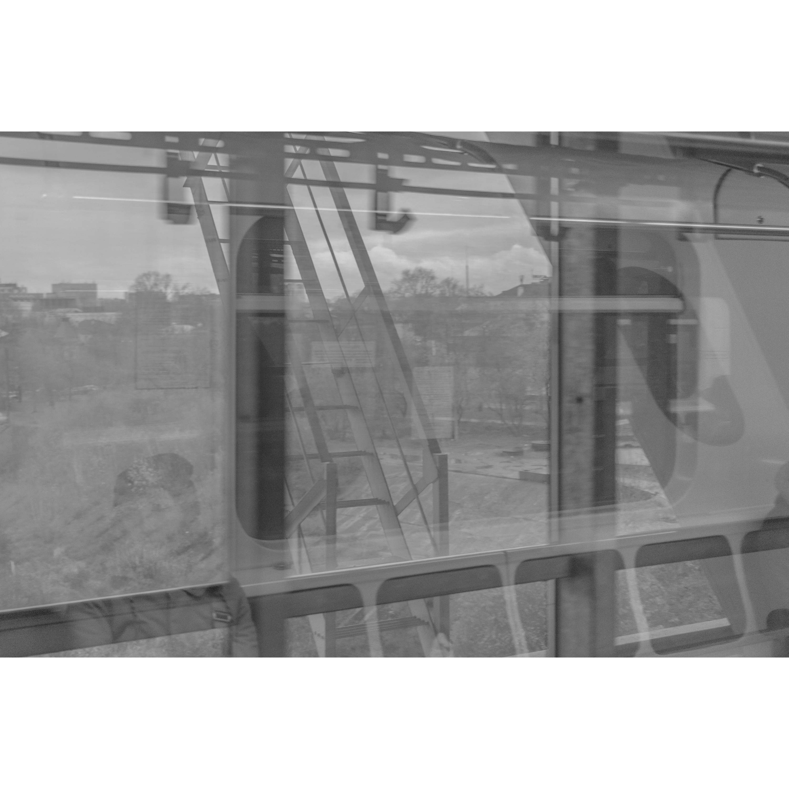 Отражение в окнах метро.