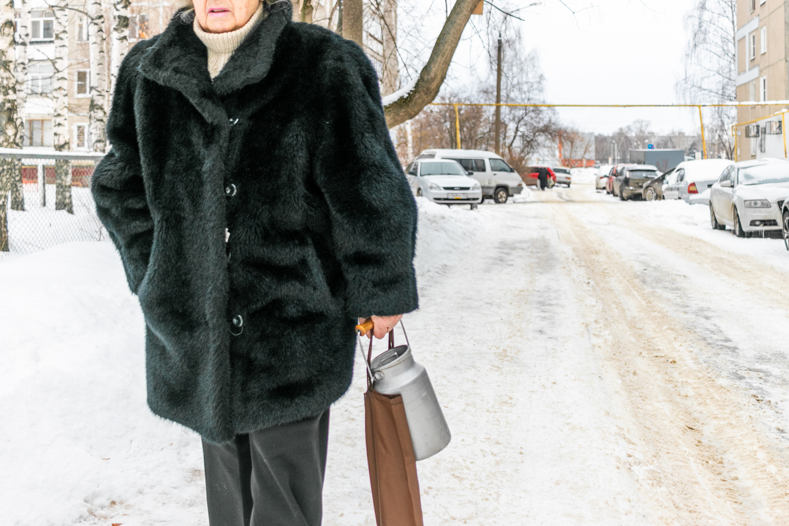 Бабушка с бидоном для молока. Недалеко от парка 777-летия Нижнего Новгорода. Автозавод