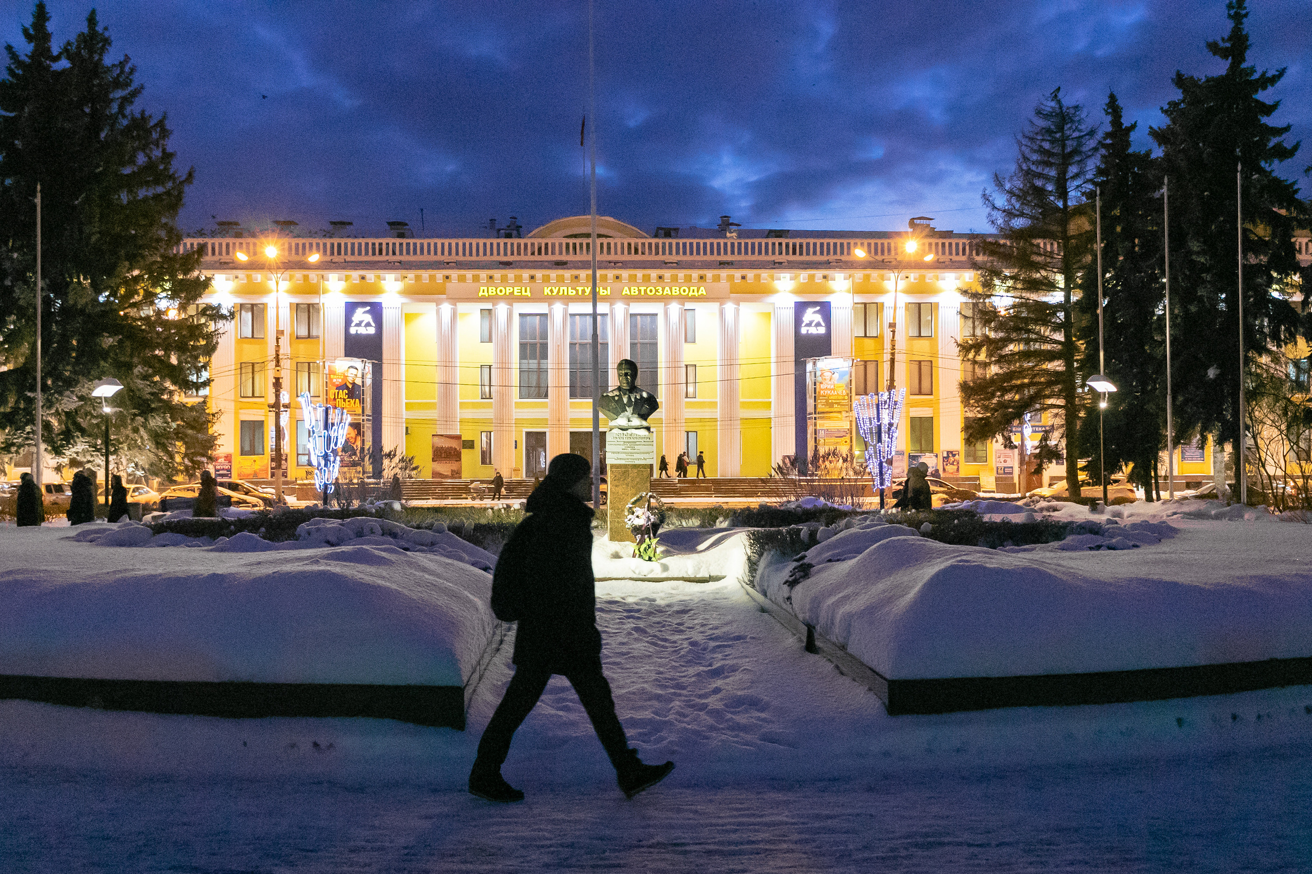 Прохожий на пл. Киселева, центральной площади Автозавода. Нижний Новгород.