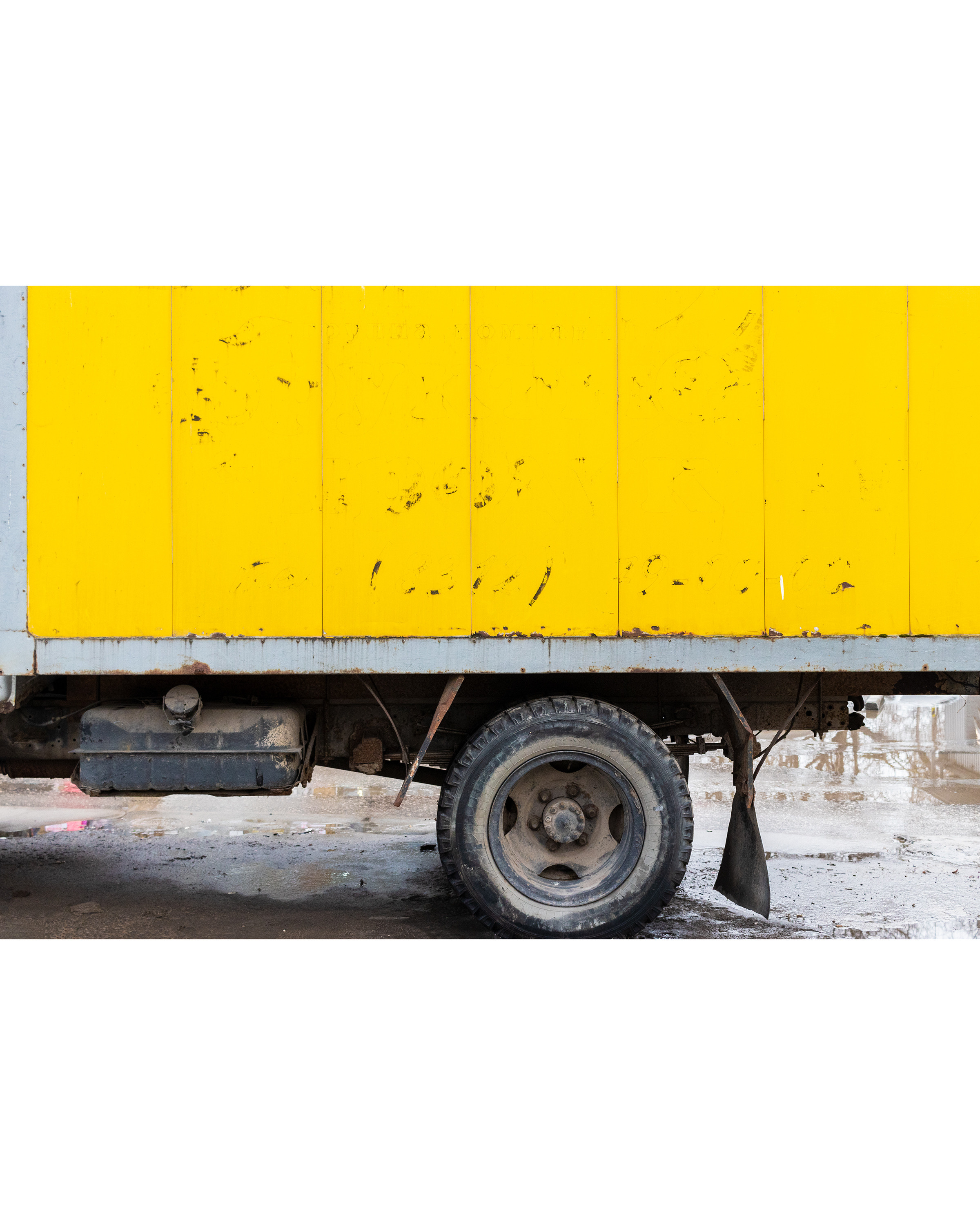 Желтый кузов грузовика.