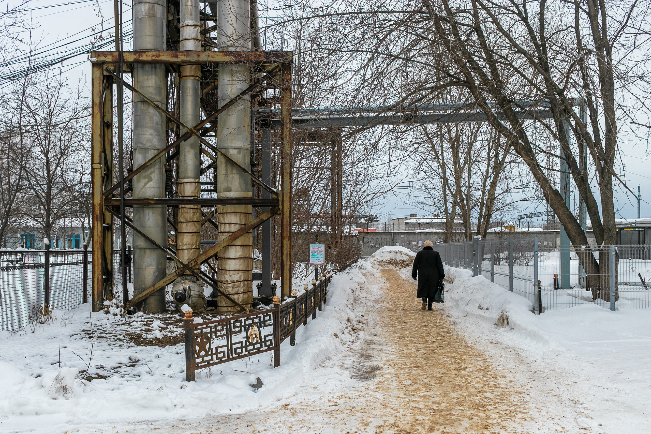 Прохожий в выбитом окне входа в станцию метро Кировская. Нижний Новгород. Автозавод.