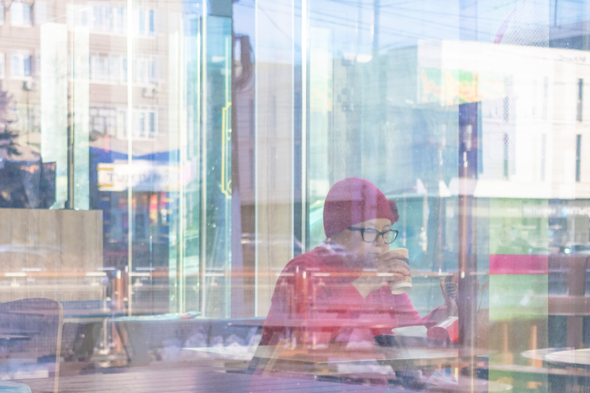 Женщина обедает в Макдональдсе. г. Нижний Новгород, Автозавод.