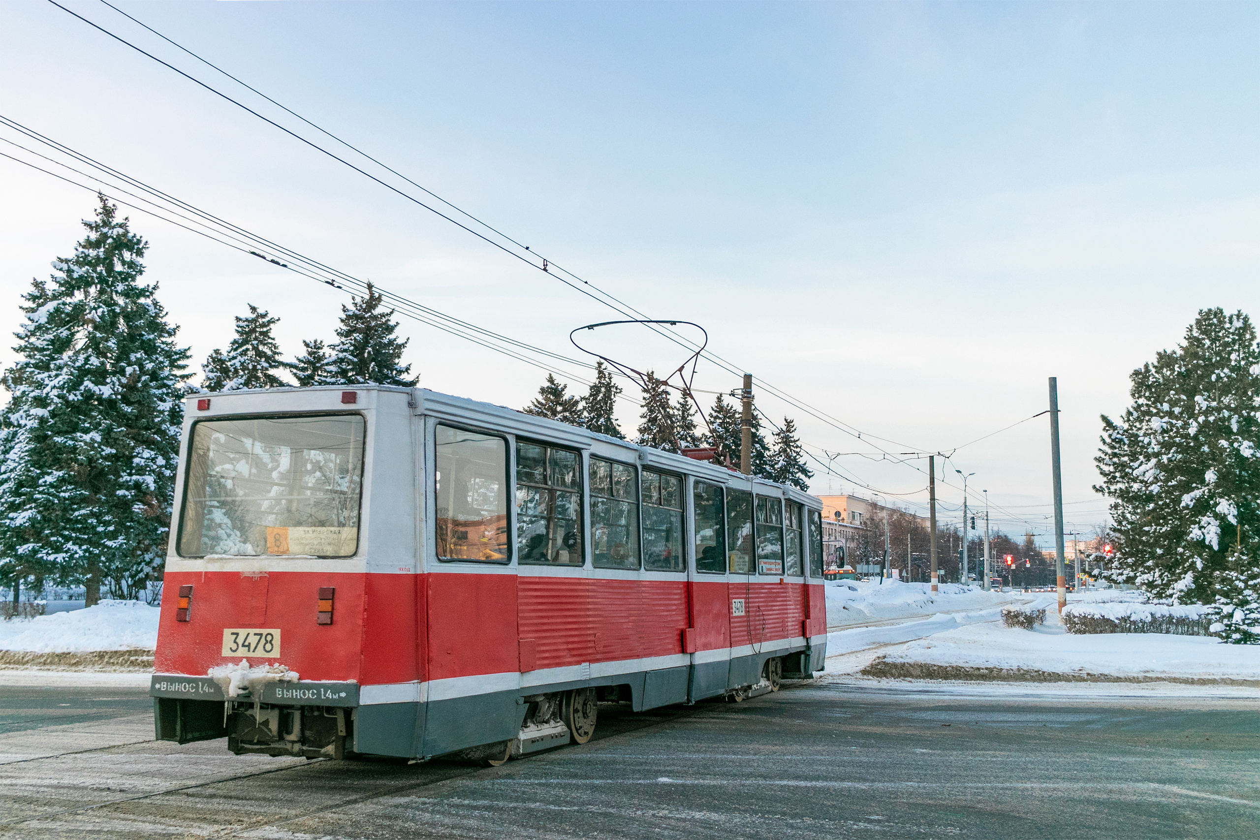 8 трамвай проезжает пл. Киселева, центральную площадь Автозавода, г. Нижний Новгород
