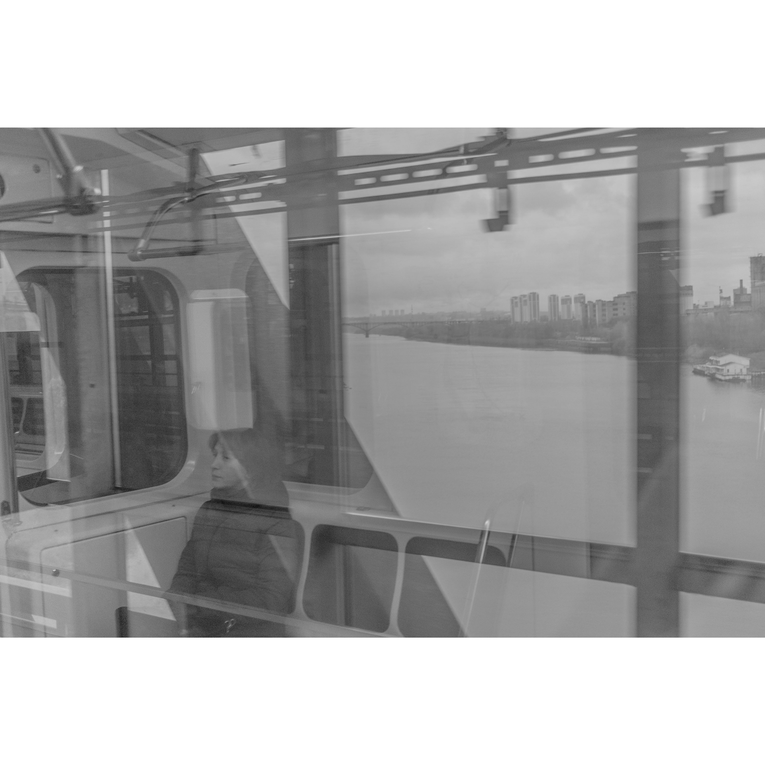 Отражение в окнах метро.