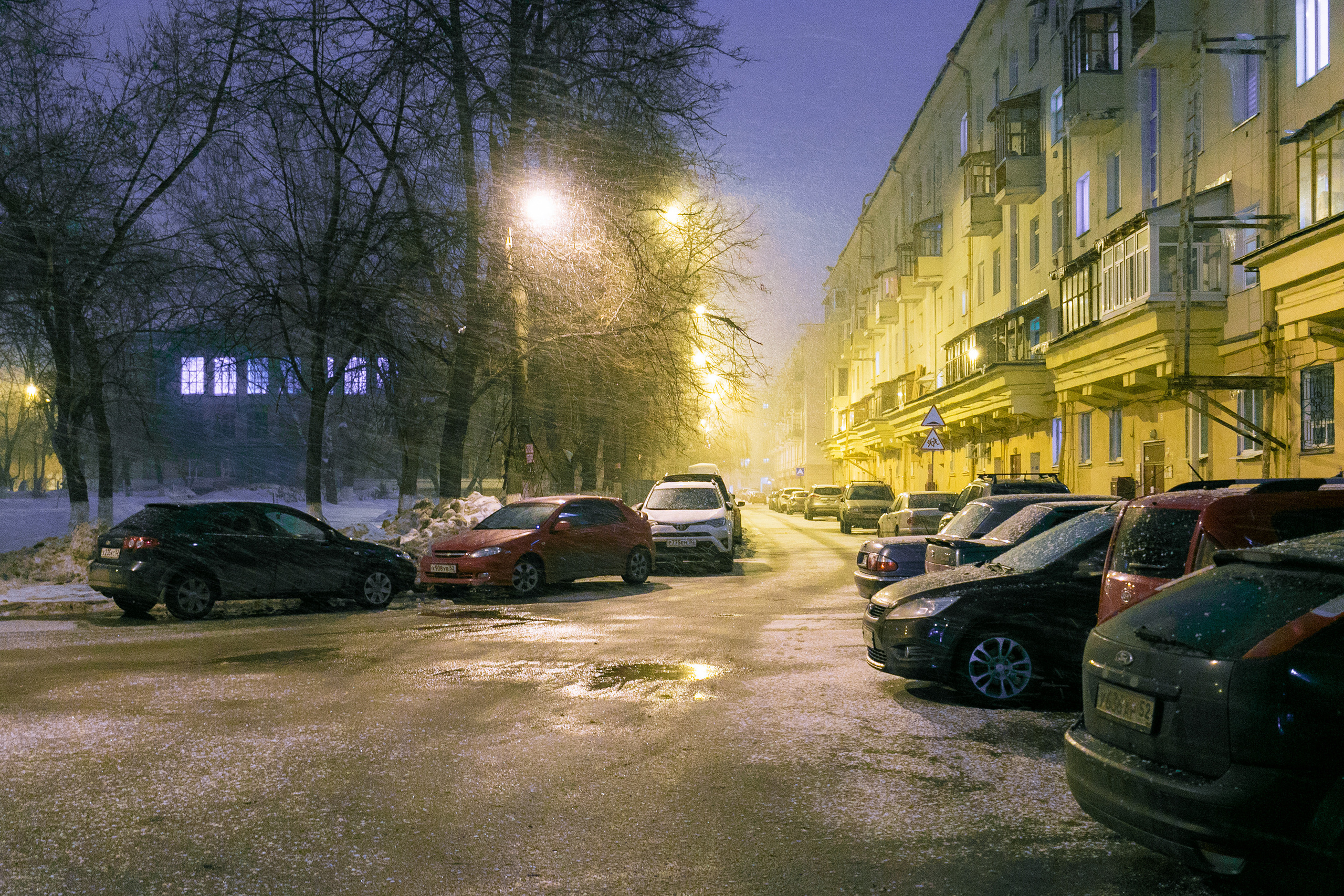 Двор  дома ул. Краснодонцев 1. Нижний Новгород. Автозавод.