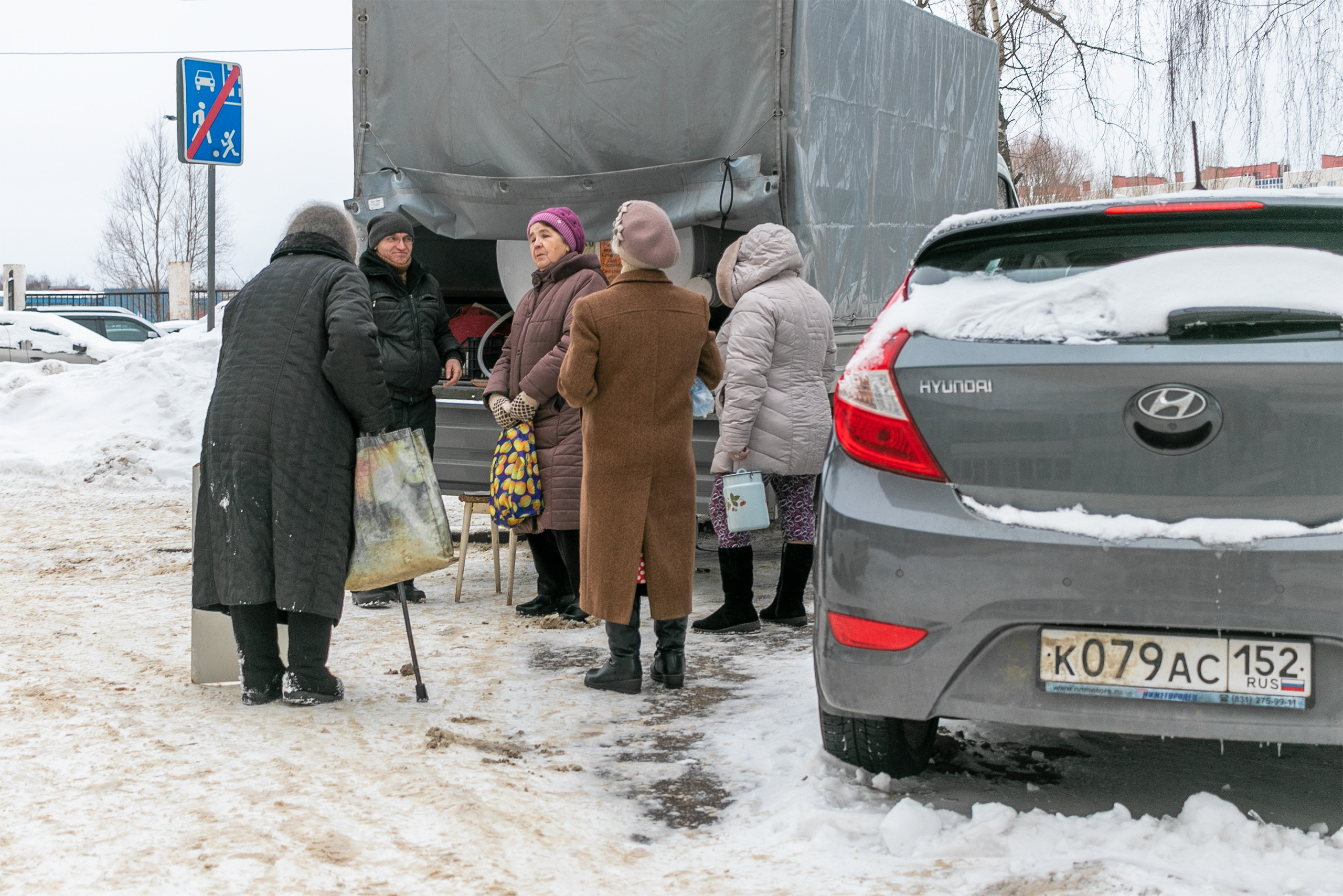 Обсуждение важных дел при покупке разливного молока. Недалеко от парка 777-летия Нижнего Новгорода. В народе просто парк "Три семерки"