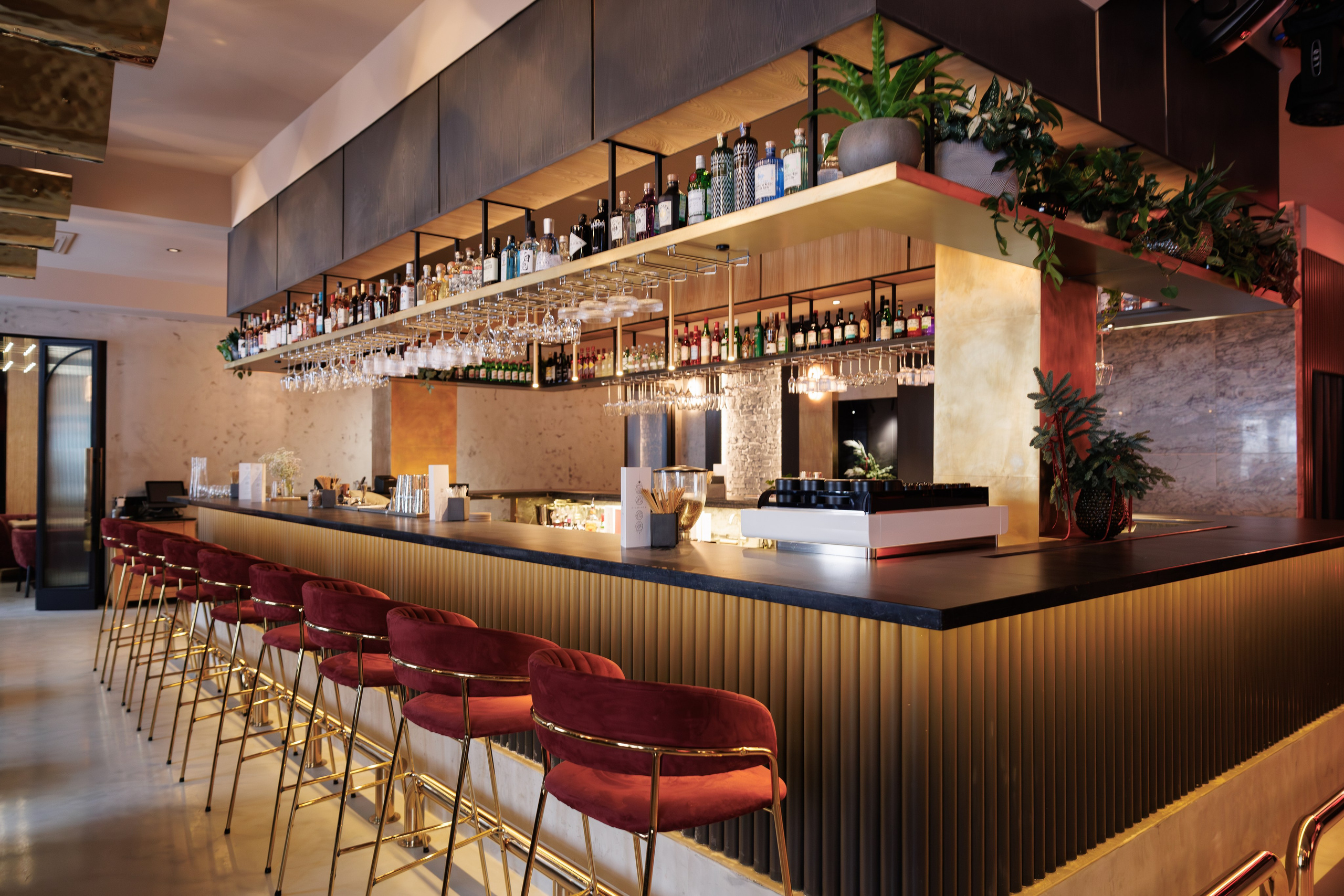 Фотограф для интерьерной съемки ресторана. Контент для бизнеса в Екатеринбурге Полдень Медиа