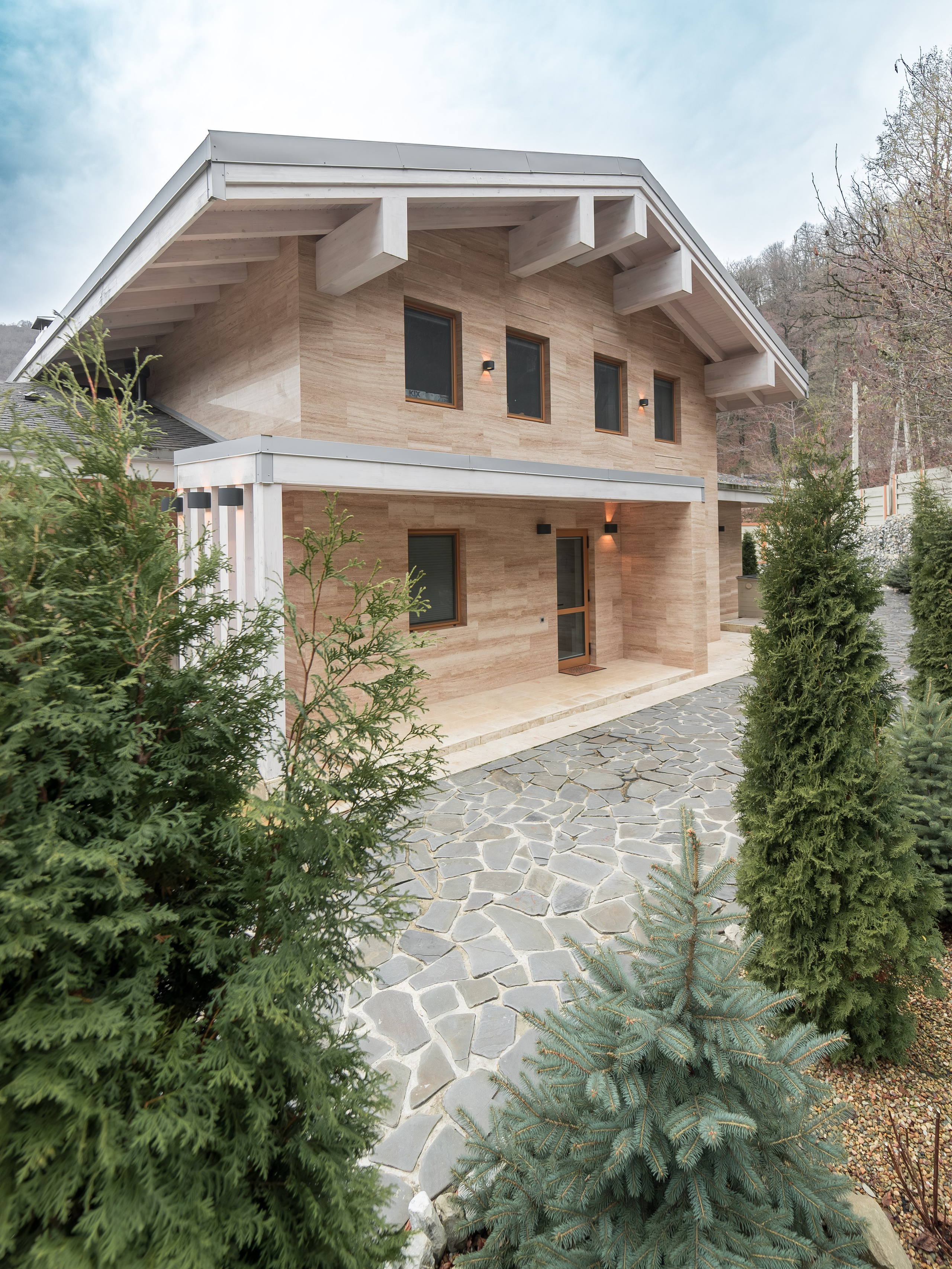 Загородный дом в стиле Шале белый — экстерьер. Репортажный фотограф в Красной Поляне и Сочи Павлюченко Екатерина