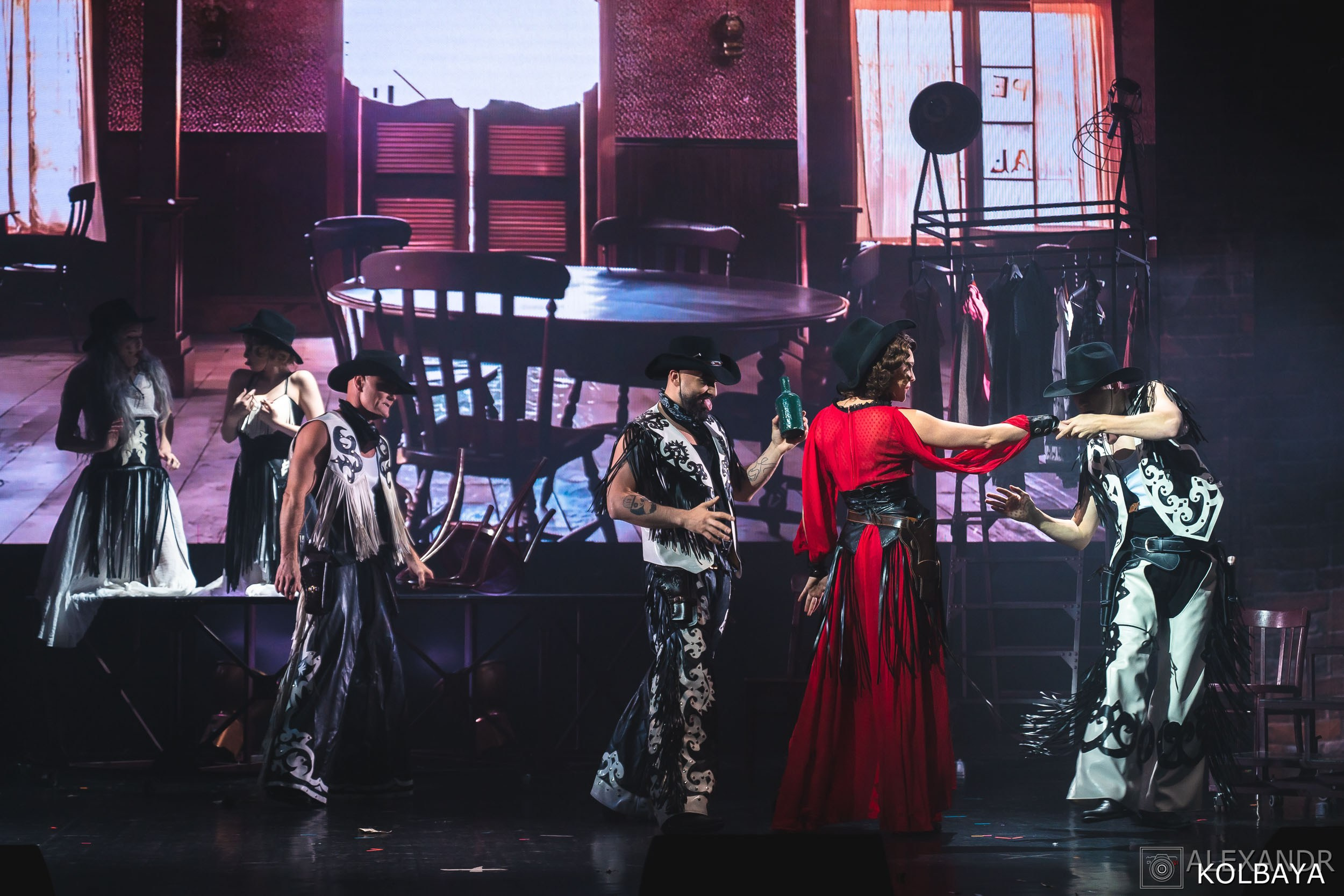 Фотографии со спектакля «Привет, я тетя Чарли». Концертный и театральный репортажный фотограф в Москве Александр Колбая