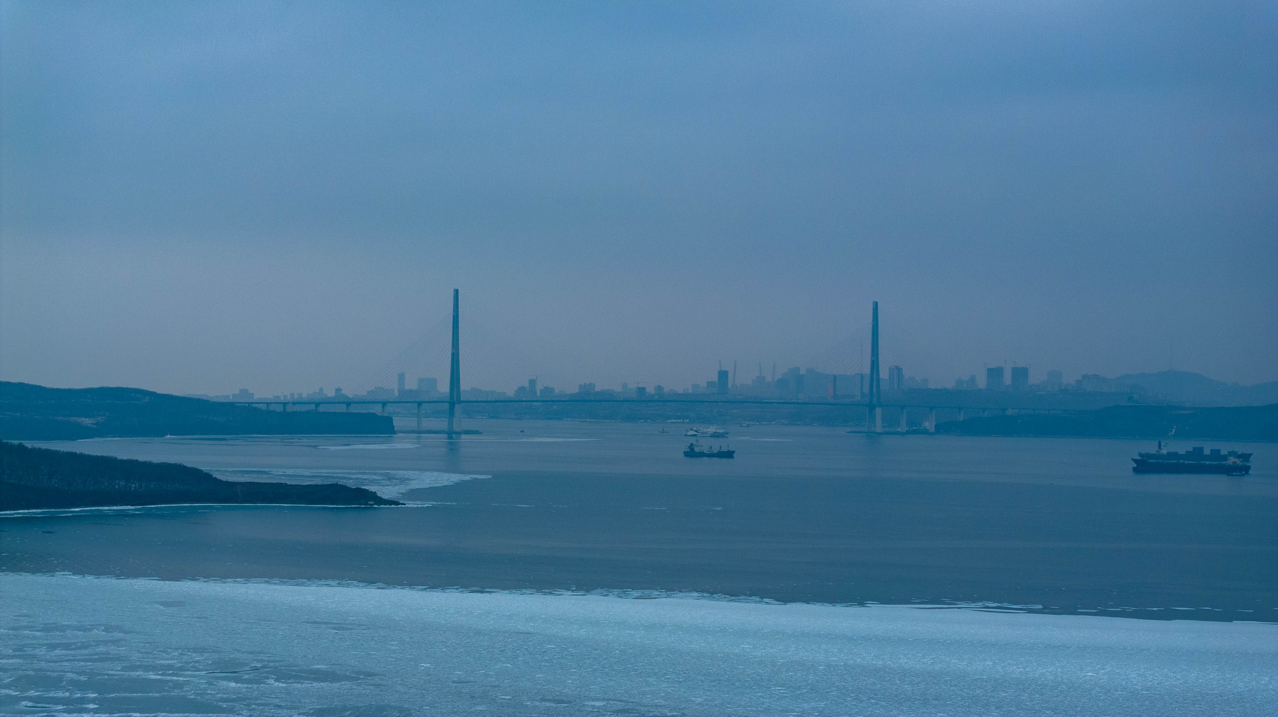 Русский мост. Турист оптимист