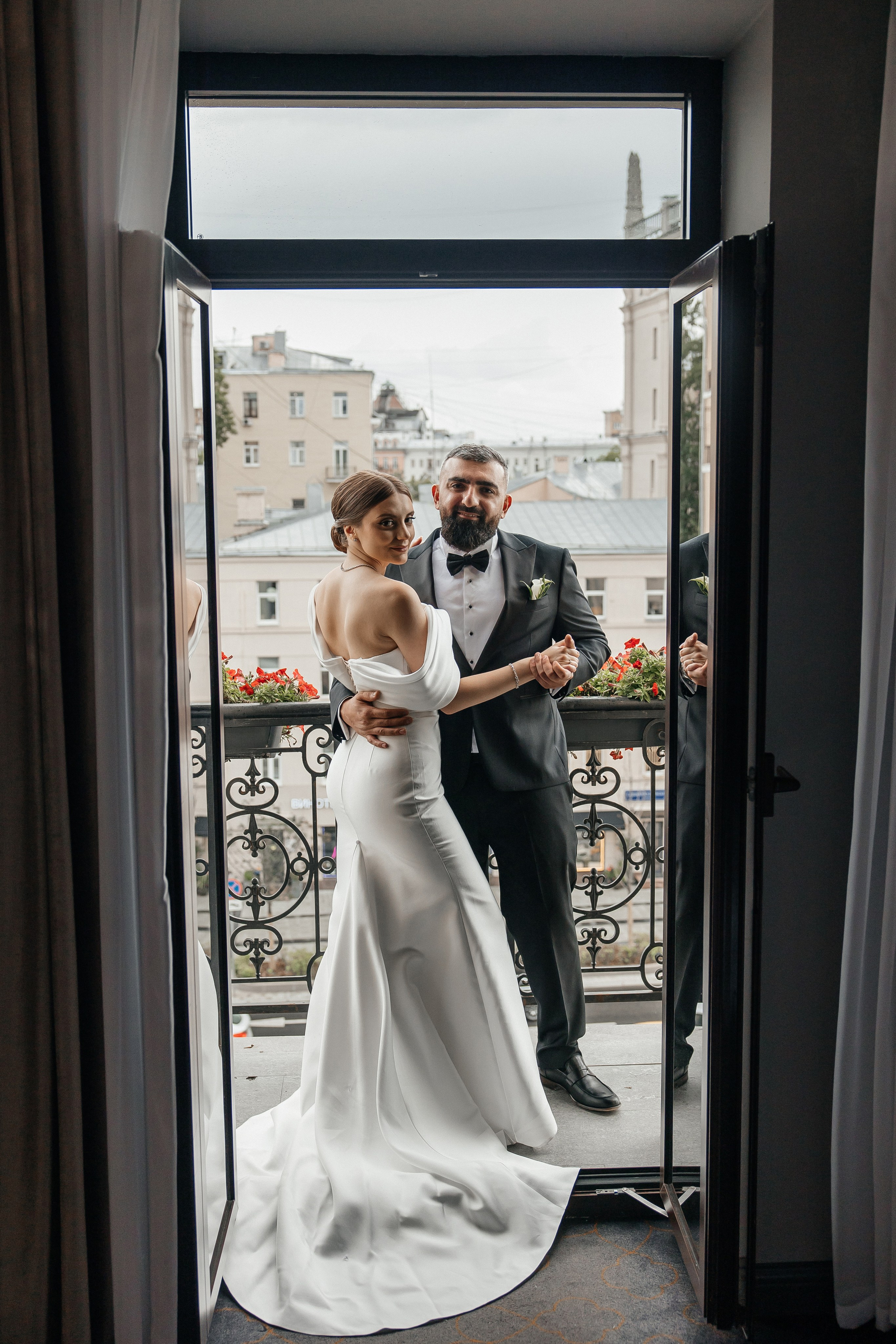 свадебная фотосессия на балконе в отеле Hartwell Хартвел в Москве