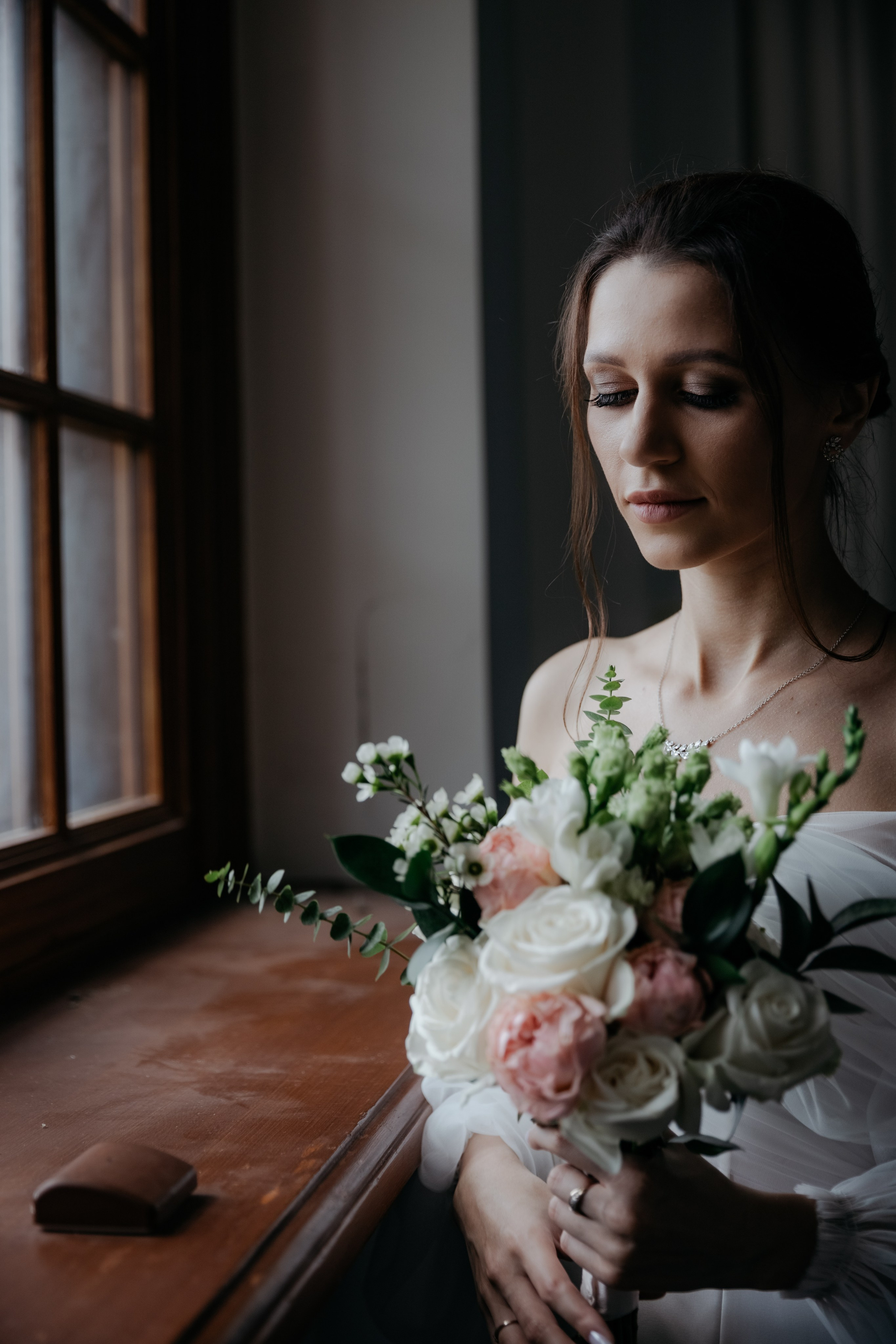 Волшебство уходит — Знаю. — И что мы будем делать? — Наслаждаться моментом. Свадебный фотограф в Санкт-Петербурге