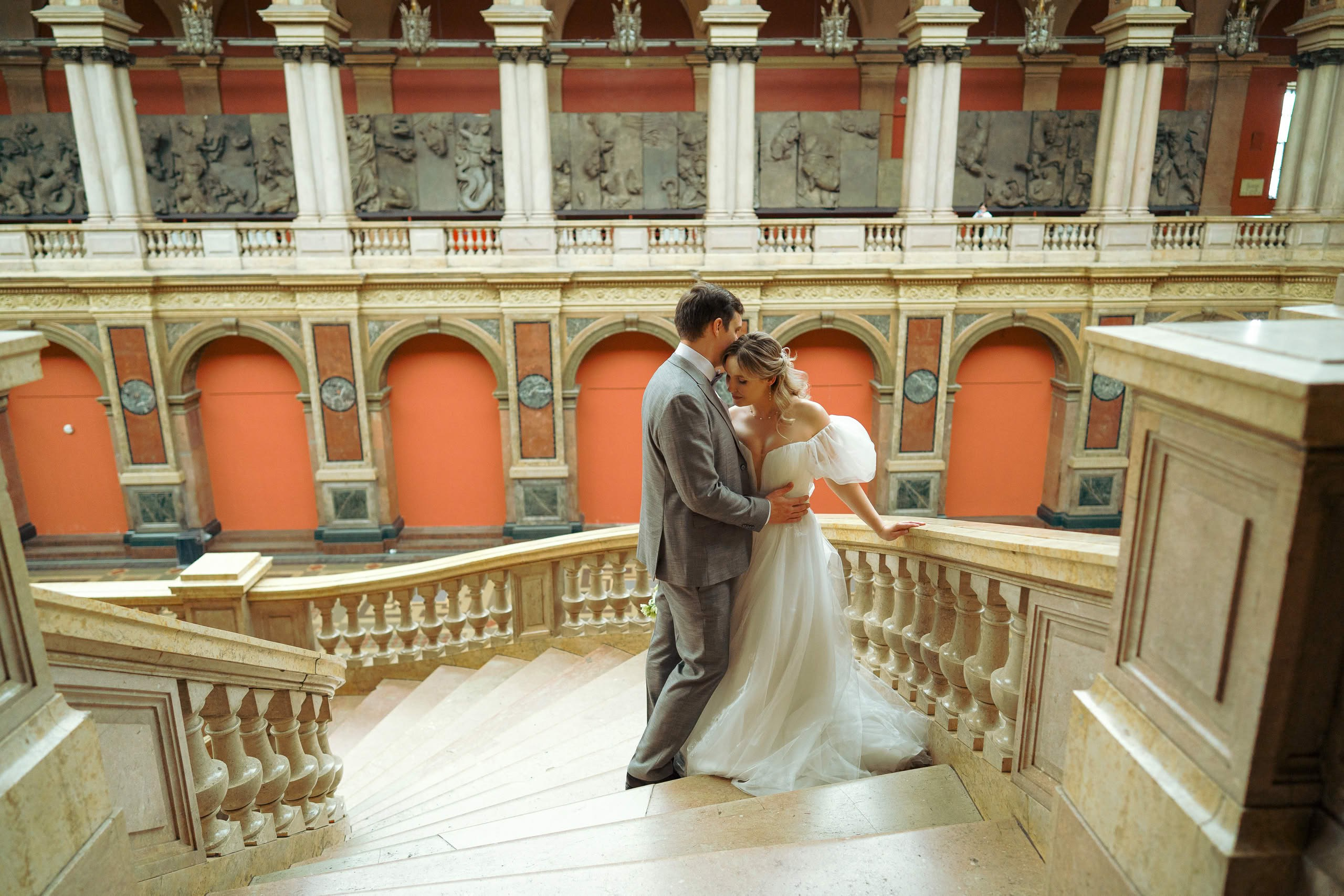 Поцелуй Марии и Алексея на балконе Академии Штиглица