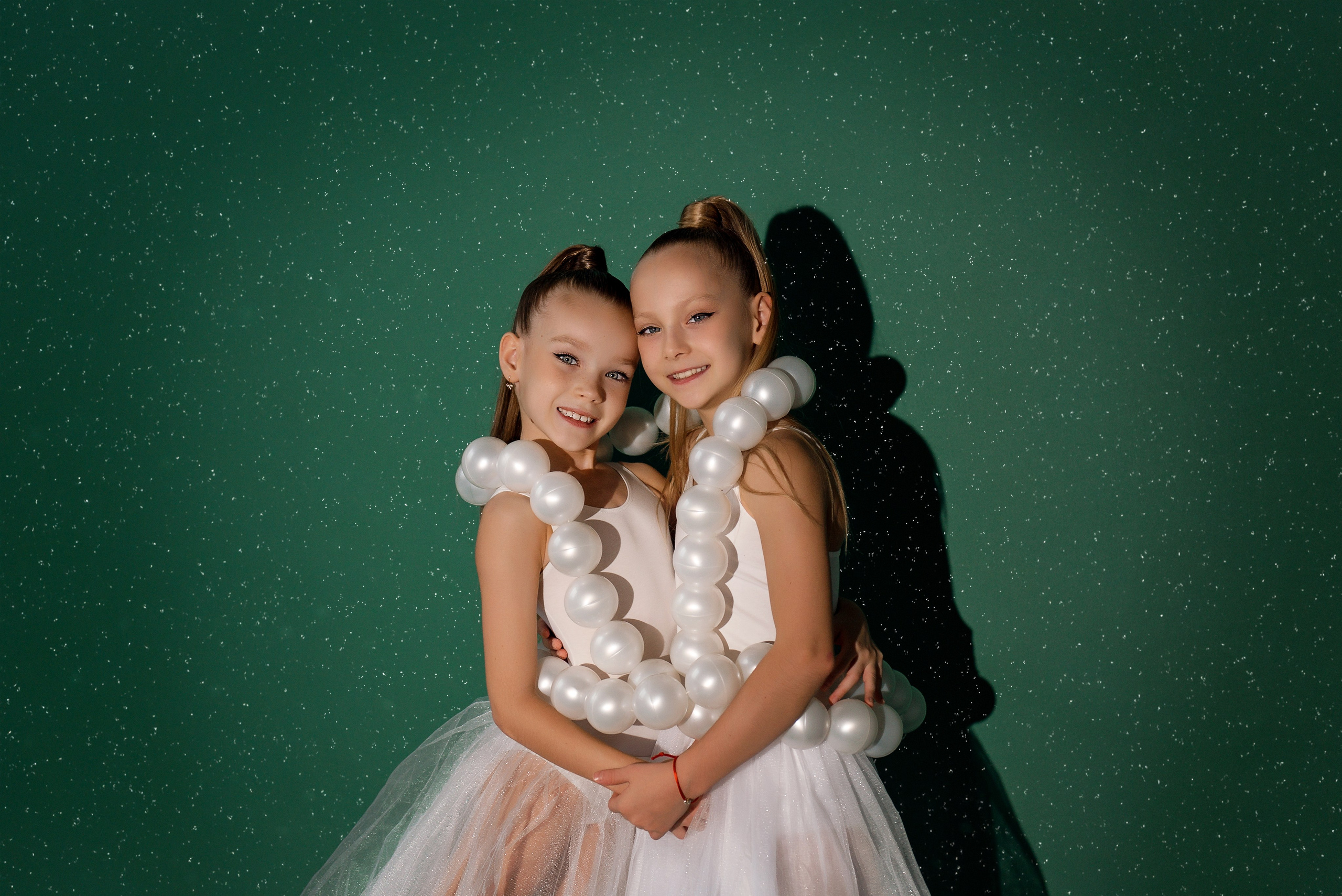 Варя и Лиза Новый год. Детский фотограф в Долгопрудном и Москве