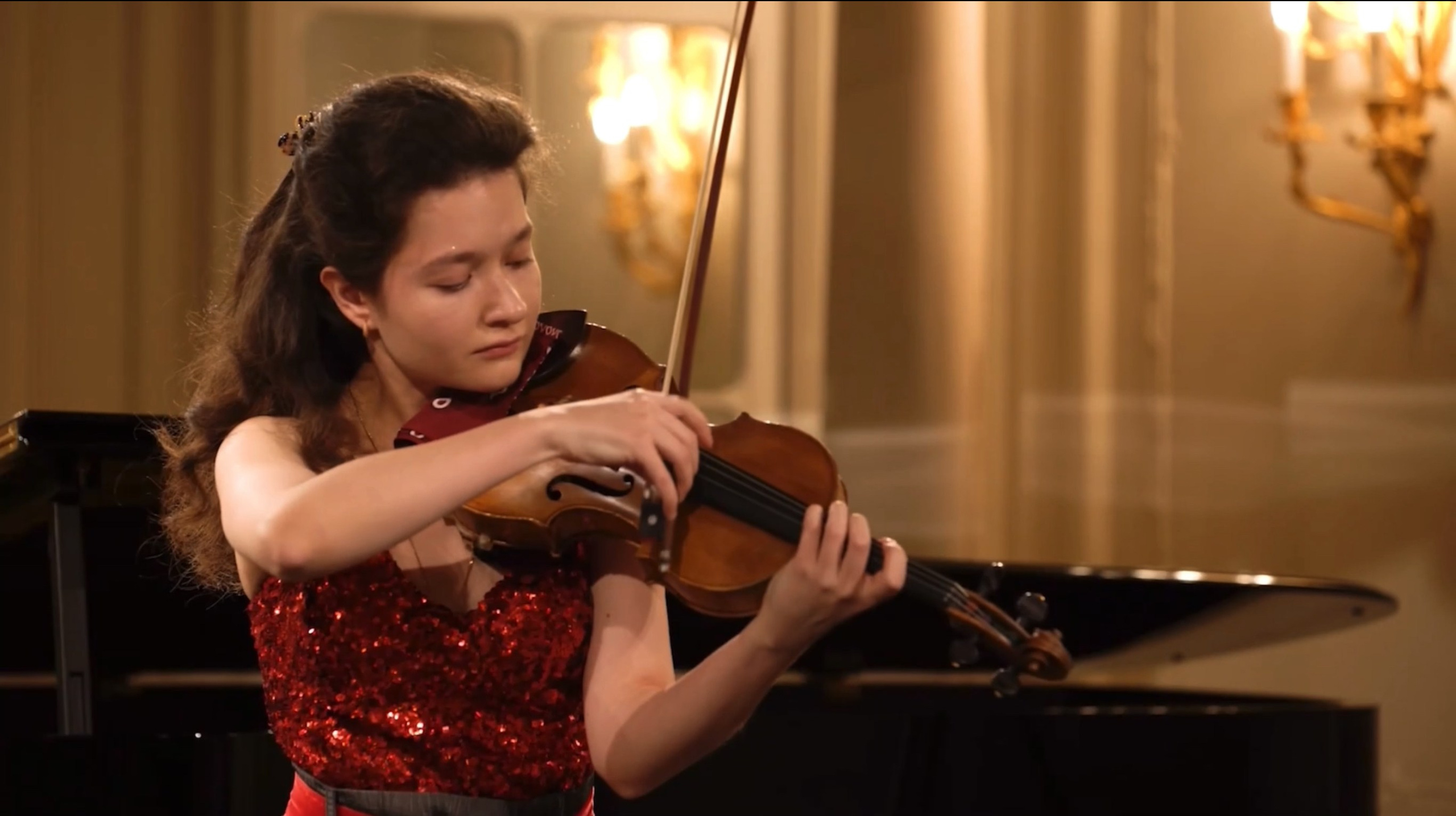 На сцене. Скрипачка Анна Савкина