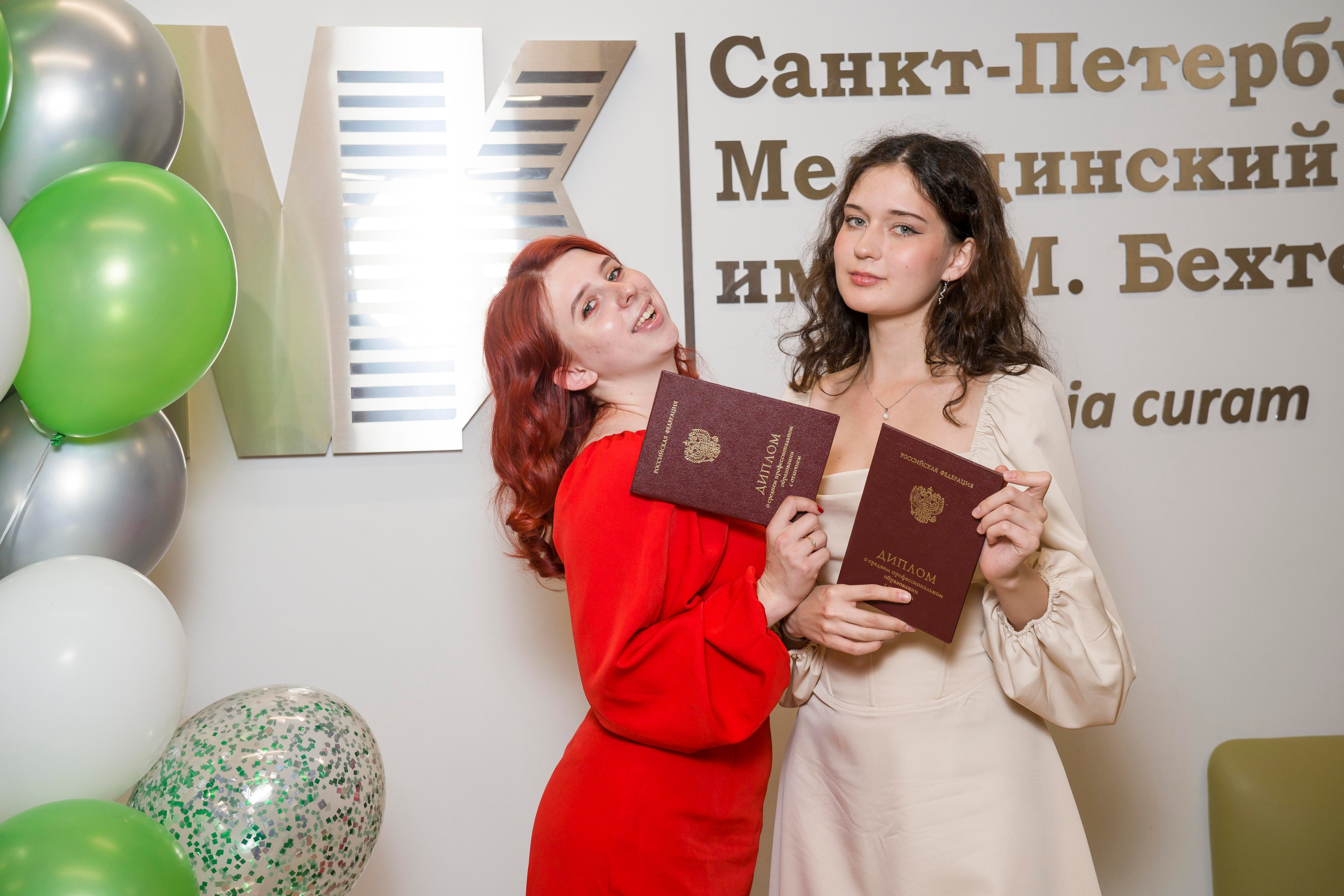 Выпускной в медколледже. Фотограф в Санкт-Петербурге. Репортажная и все съёмки для бизнеса