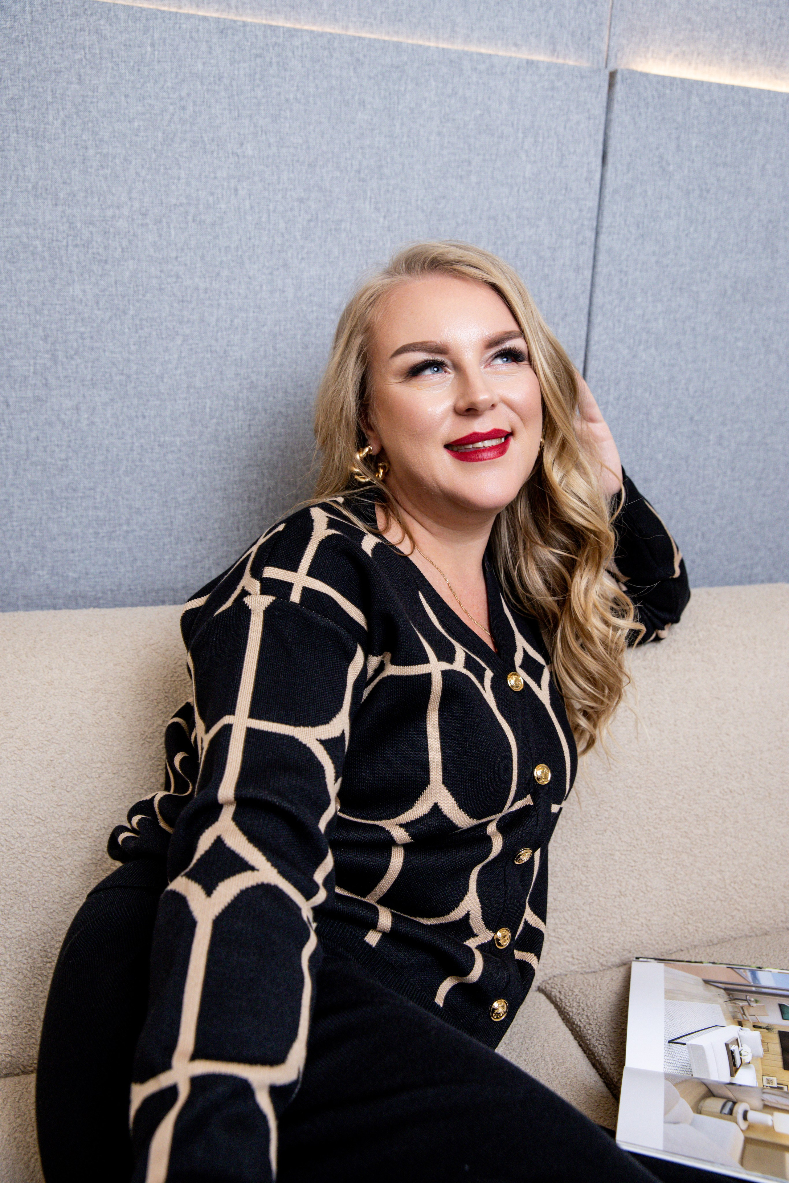 Деловая съемка для предпринимателя. Контент фотограф для экспертов в соцсетях Алена Собора Москва