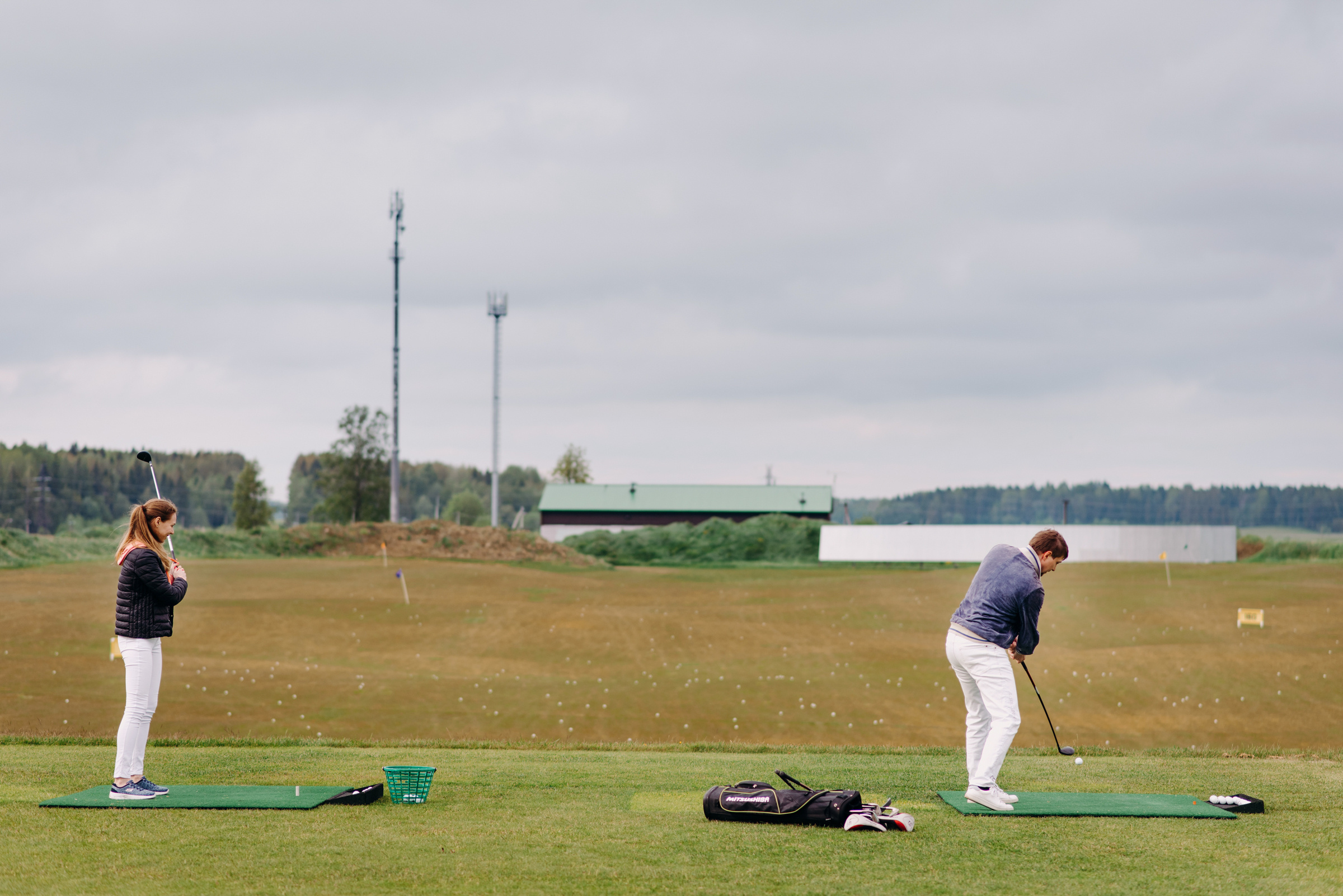 фотосъёмка лавстори в гольф клубе, фотосессия для пар