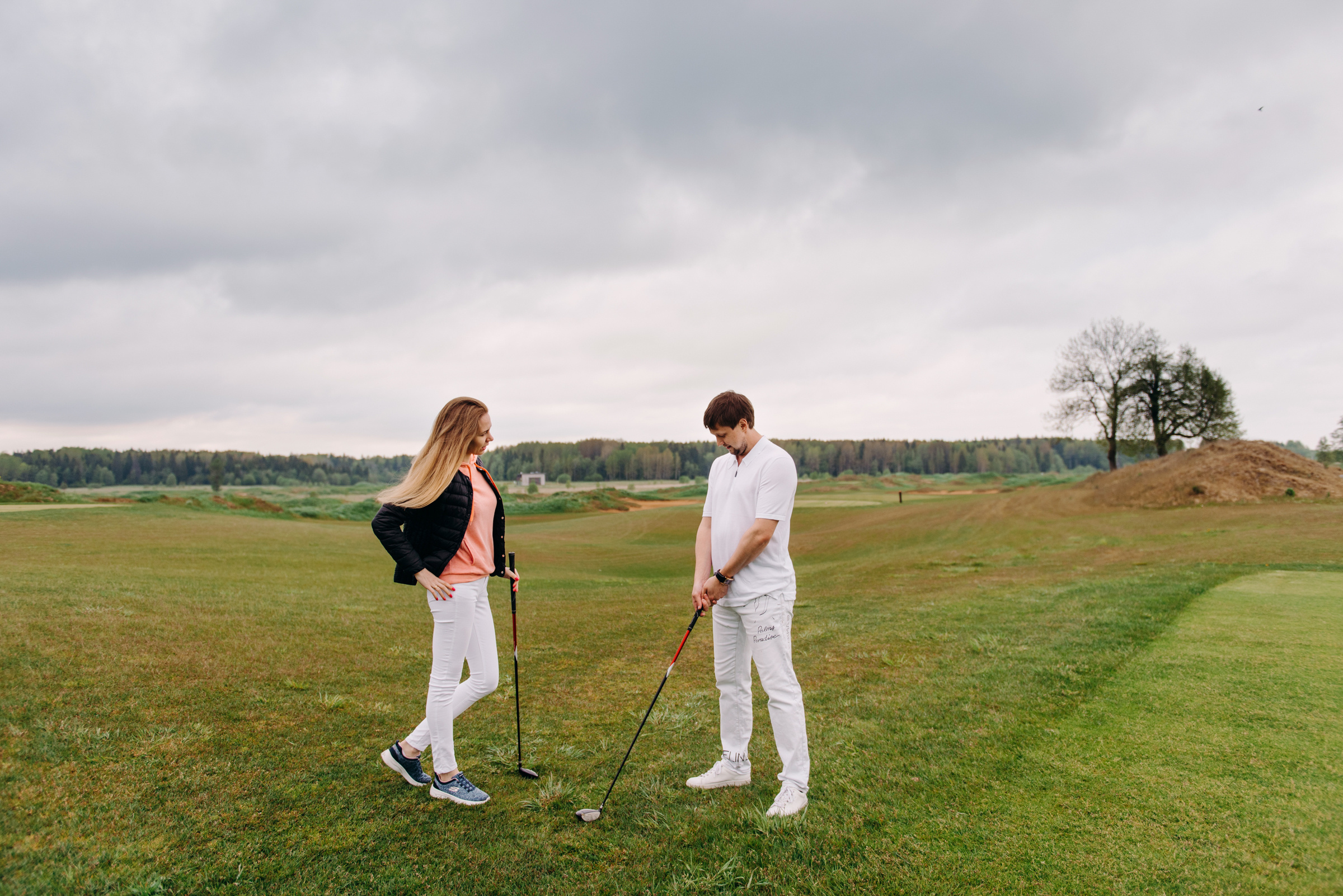фотосъёмка лавстори в гольф клубе, фотосессия для пар
