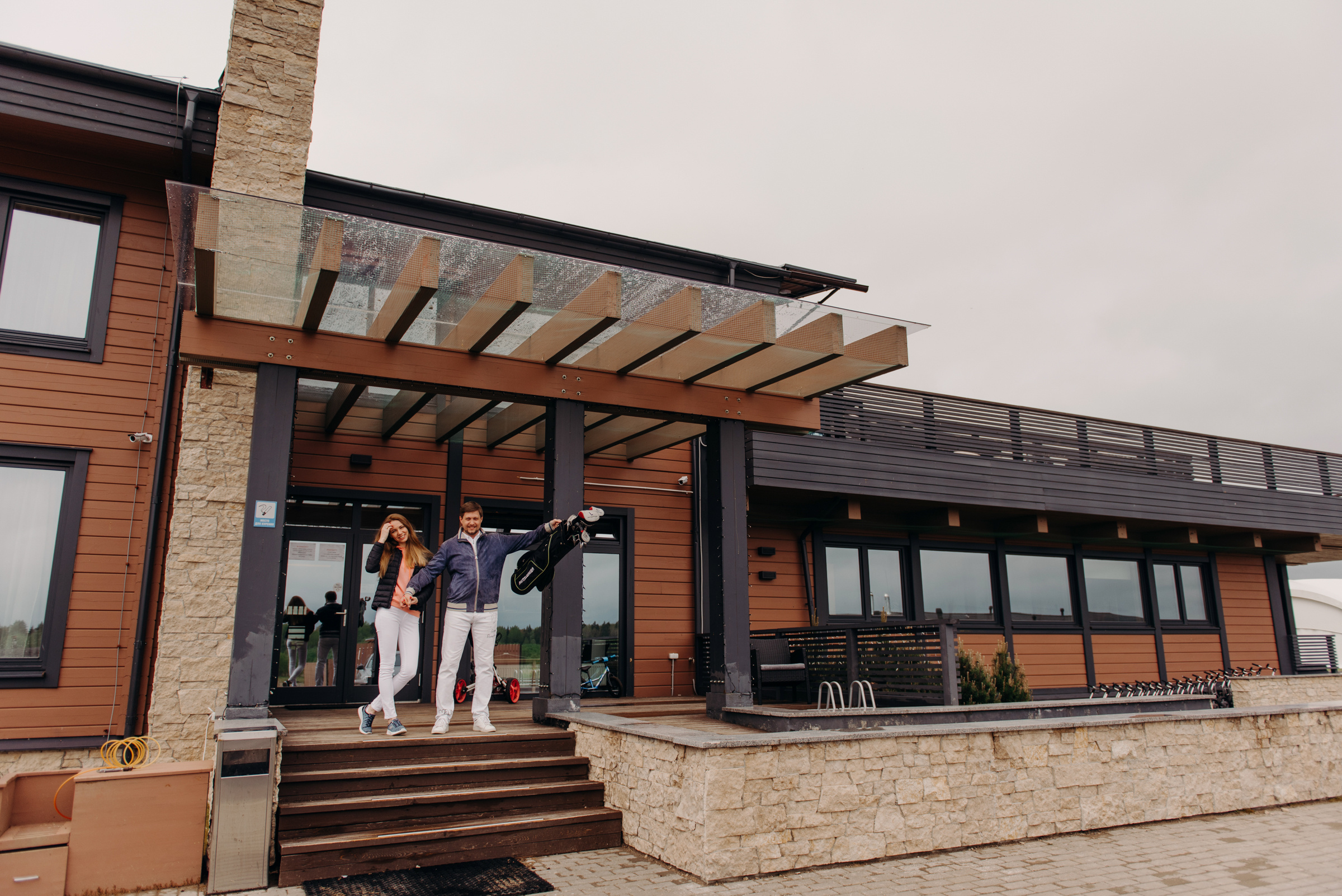 фотосъёмка лавстори в гольф клубе, фотосессия для пар