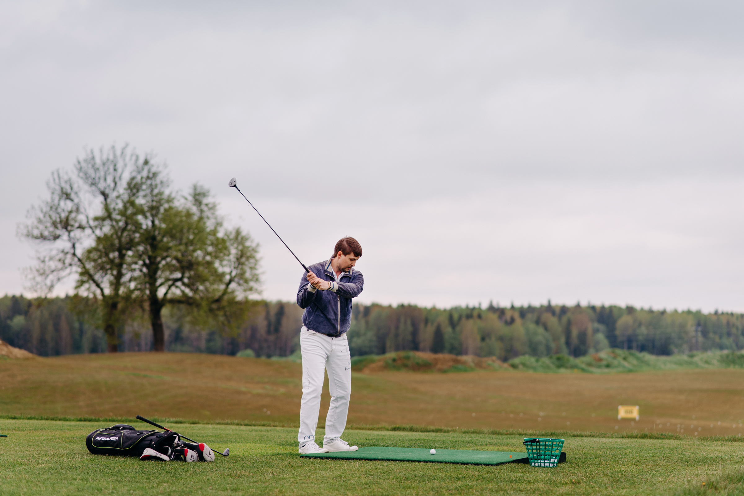 фотосъёмка лавстори в гольф клубе, фотосессия для пар