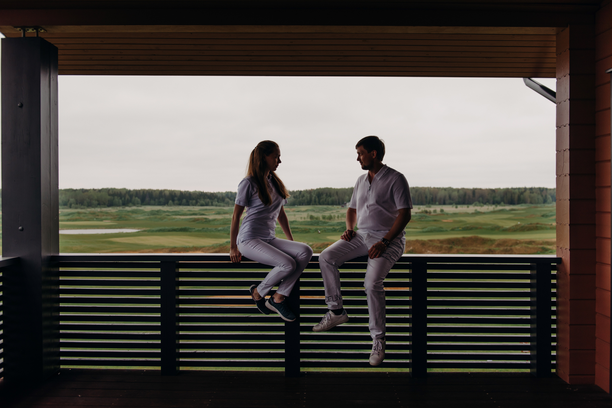 фотосъёмка лавстори в гольф клубе, фотосессия для пар