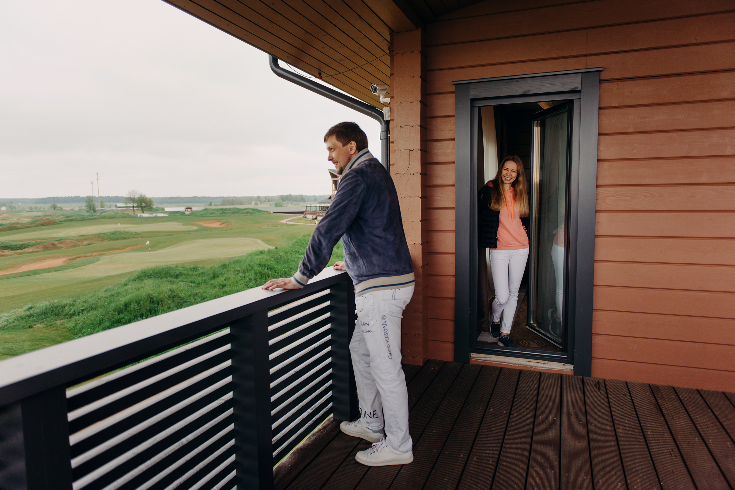 фотосъёмка лавстори в гольф клубе, фотосессия для пар
