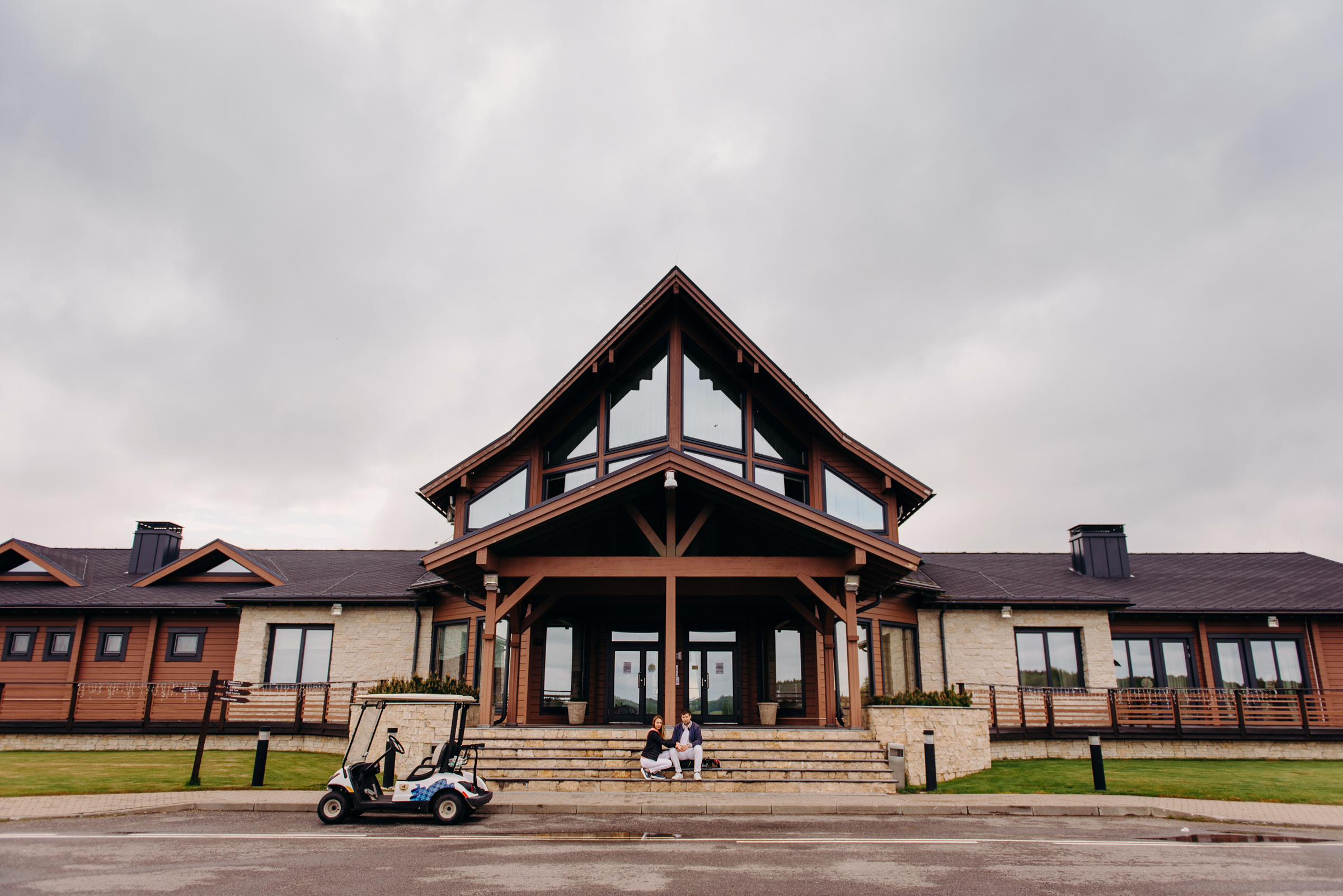 фотосъёмка лавстори в гольф клубе, фотосессия для пар