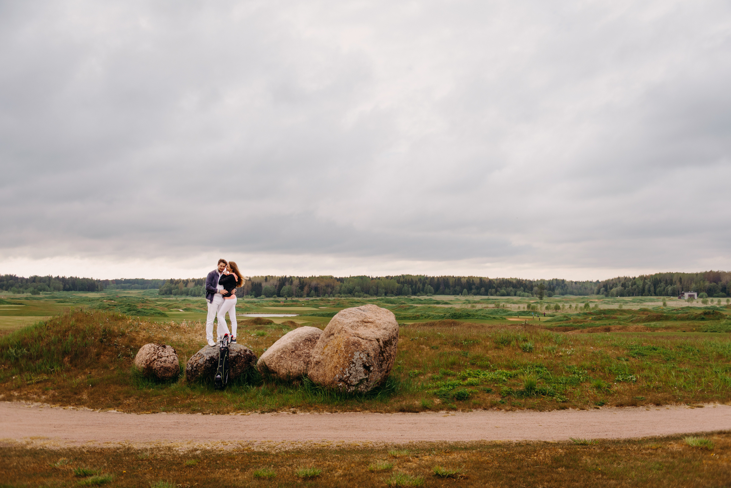 фотосъёмка лавстори в гольф клубе, фотосессия для пар