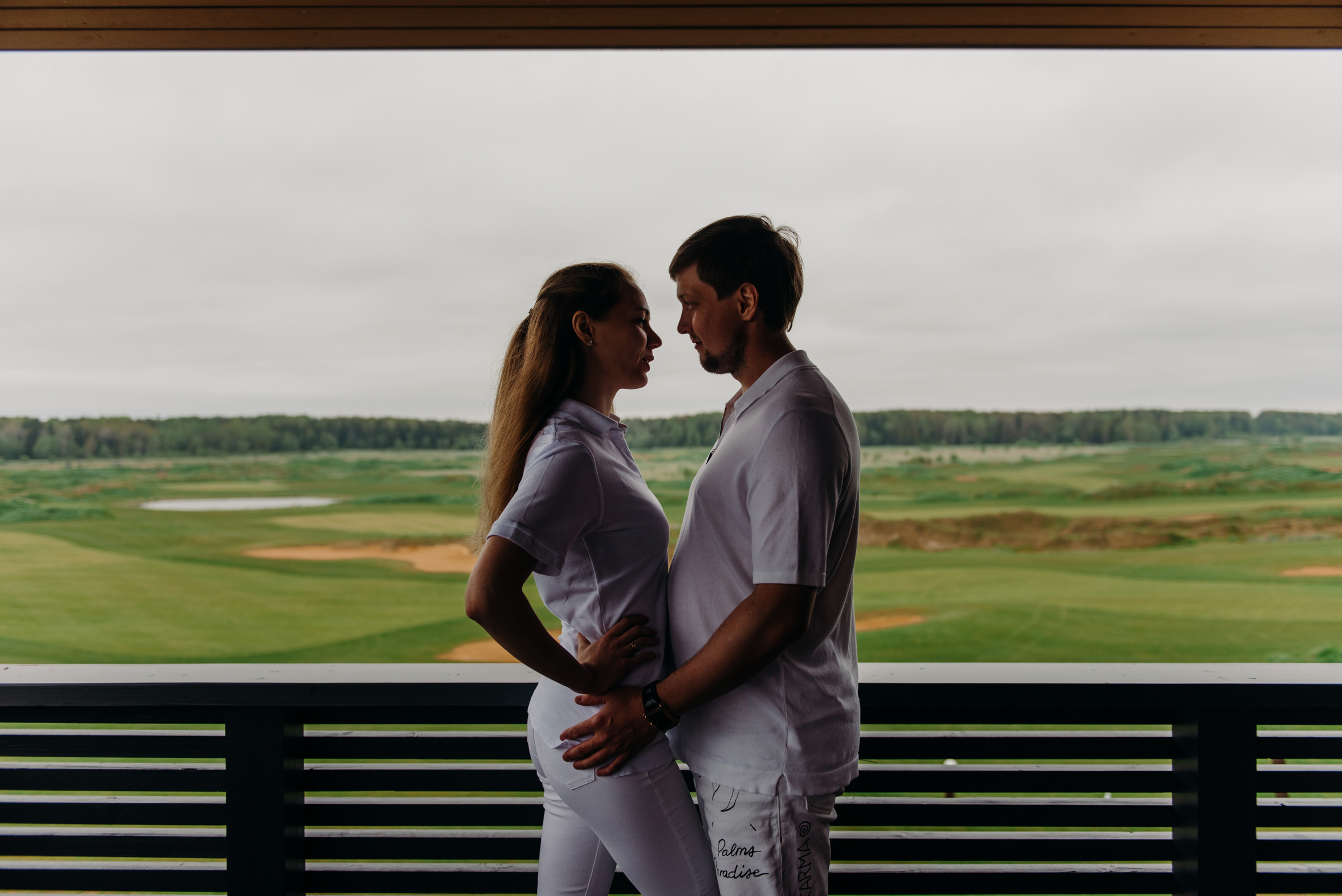 фотосъёмка лавстори в гольф клубе, фотосессия для пар
