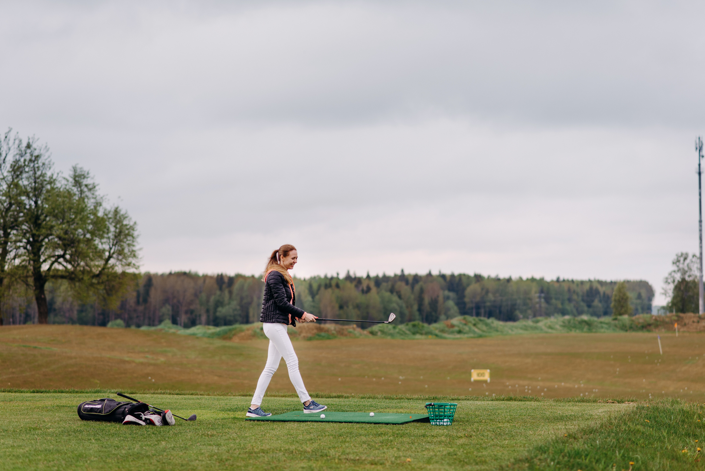 фотосъёмка лавстори в гольф клубе, фотосессия для пар