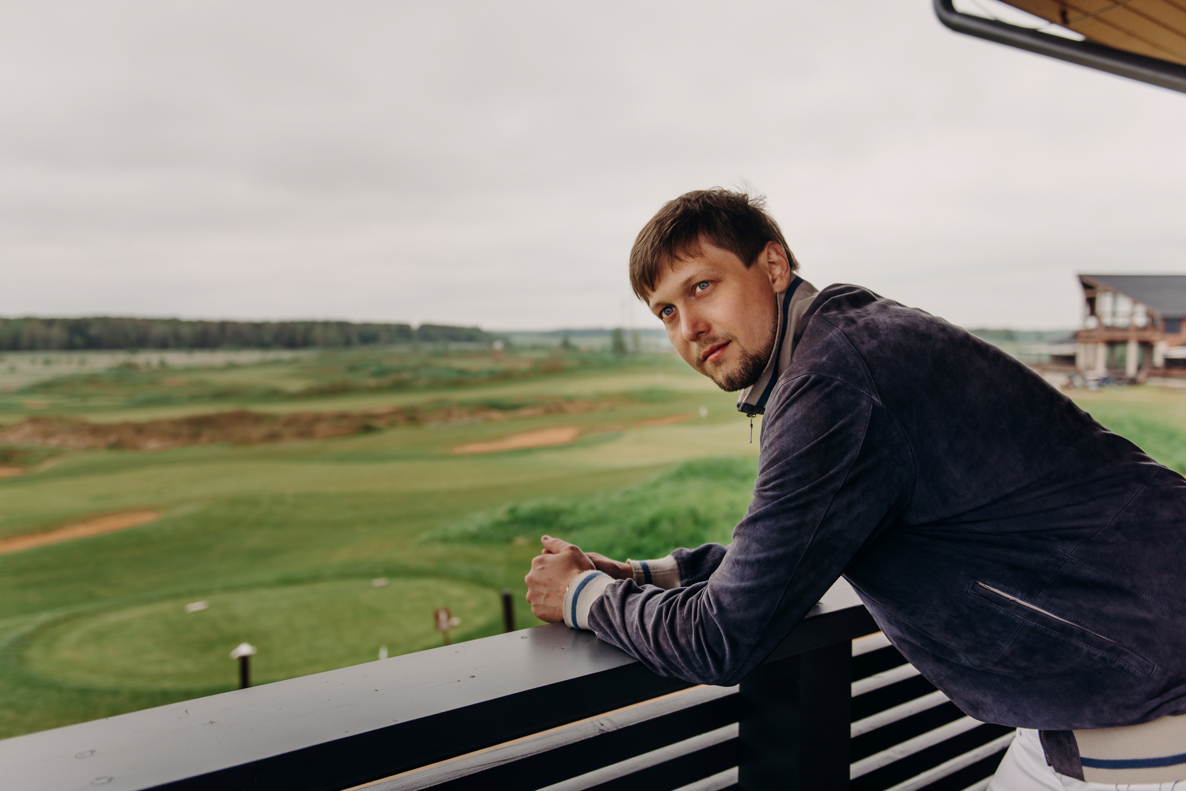 фотосъёмка лавстори в гольф клубе, фотосессия для пар