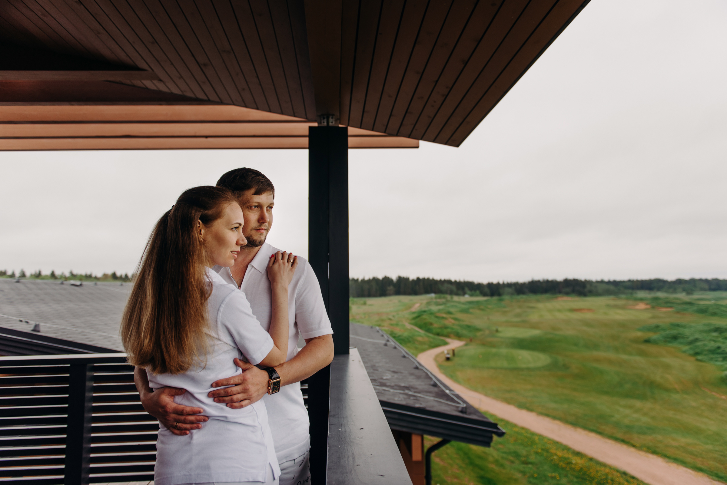 фотосъёмка лавстори в гольф клубе, фотосессия для пар