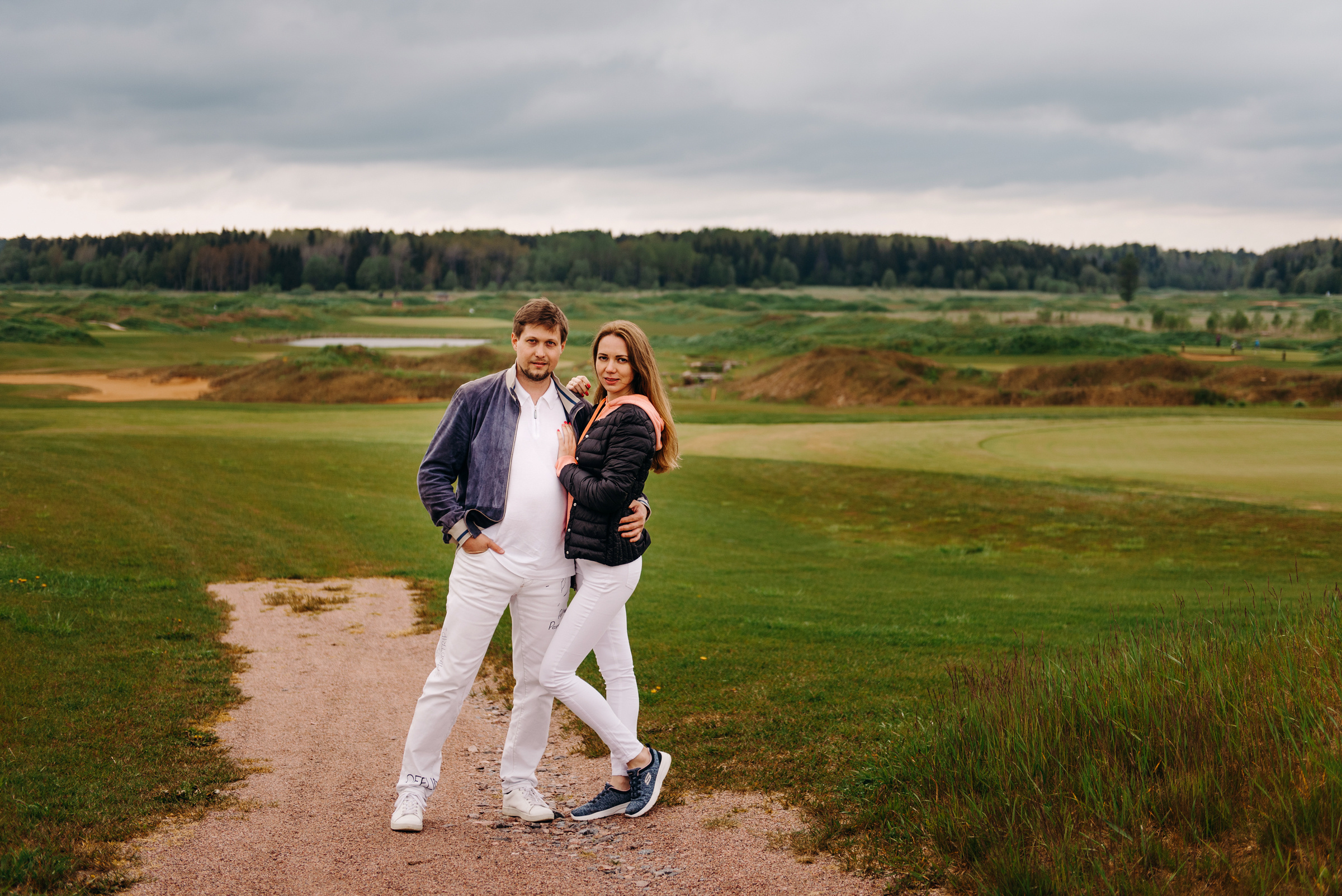 фотосъёмка лавстори в гольф клубе, фотосессия для пар