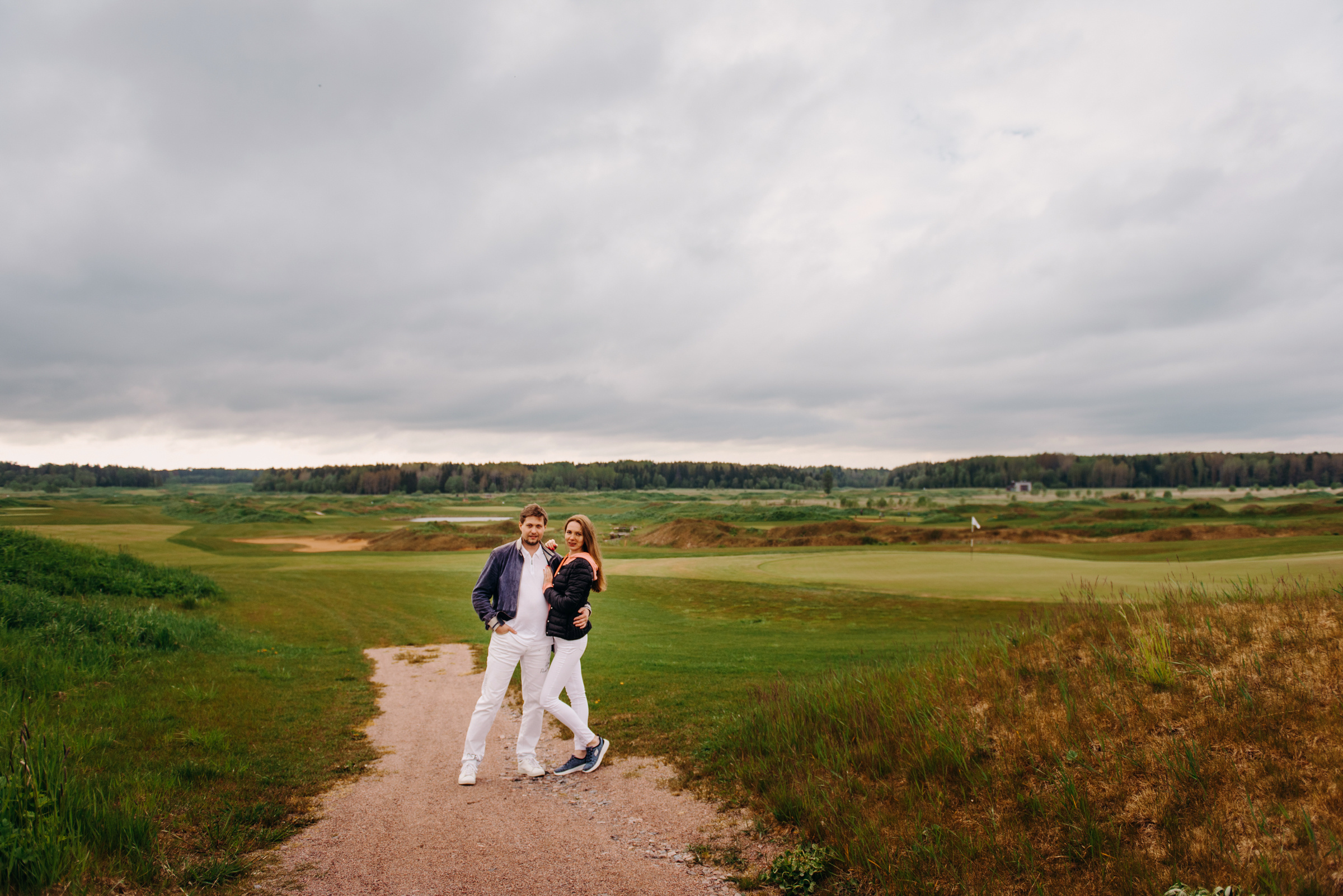 фотосъёмка лавстори в гольф клубе, фотосессия для пар