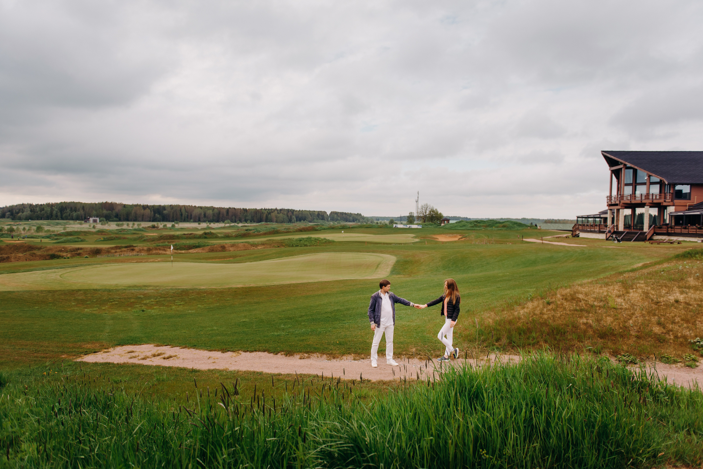 фотосъёмка лавстори в гольф клубе, фотосессия для пар