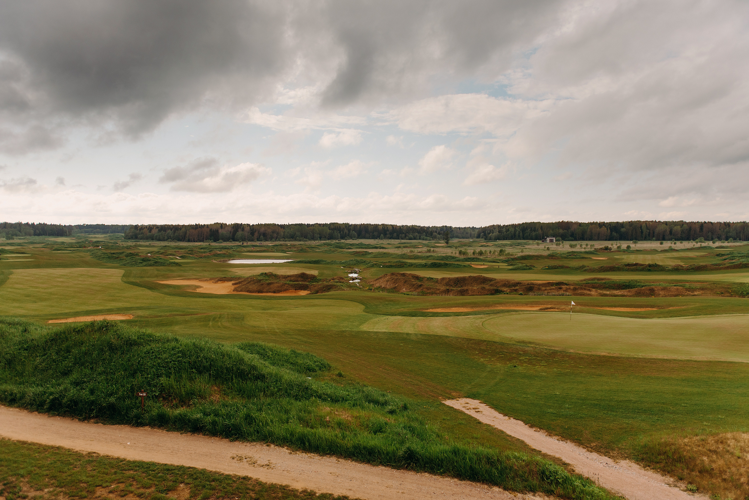 фотосъёмка лавстори в гольф клубе, фотосессия для пар