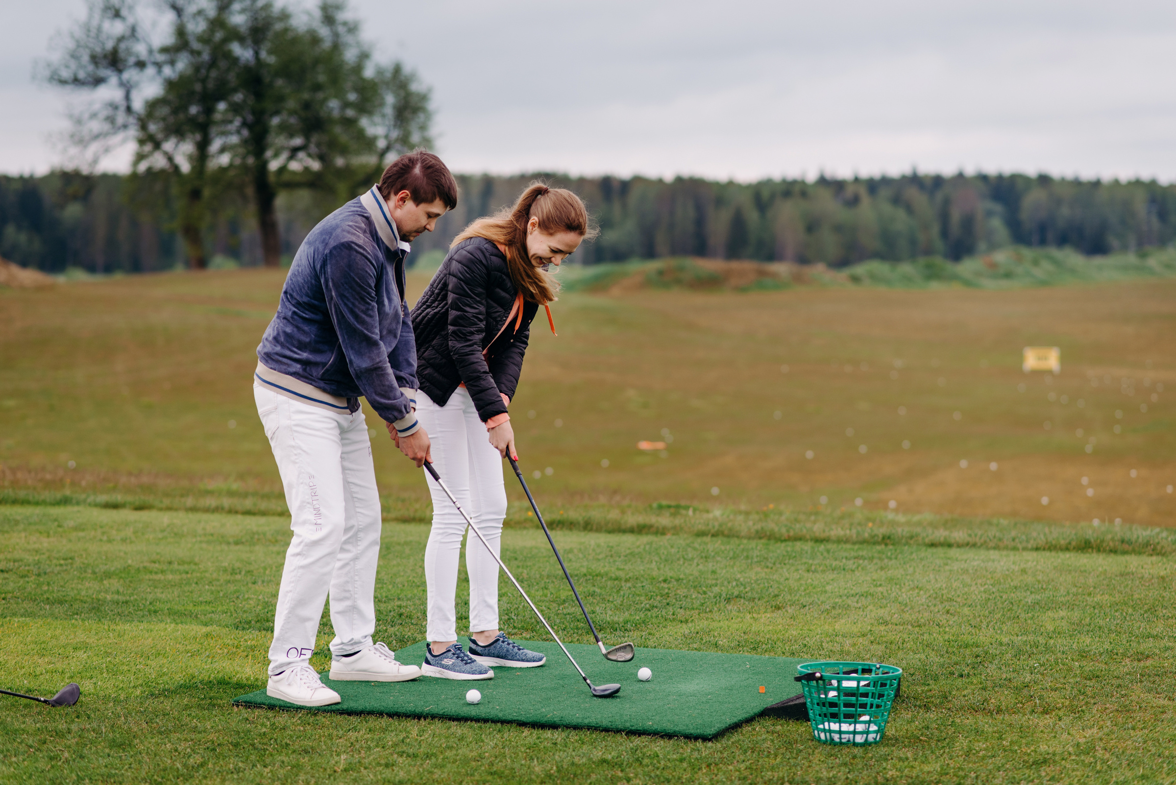 фотосъёмка лавстори в гольф клубе, фотосессия для пар