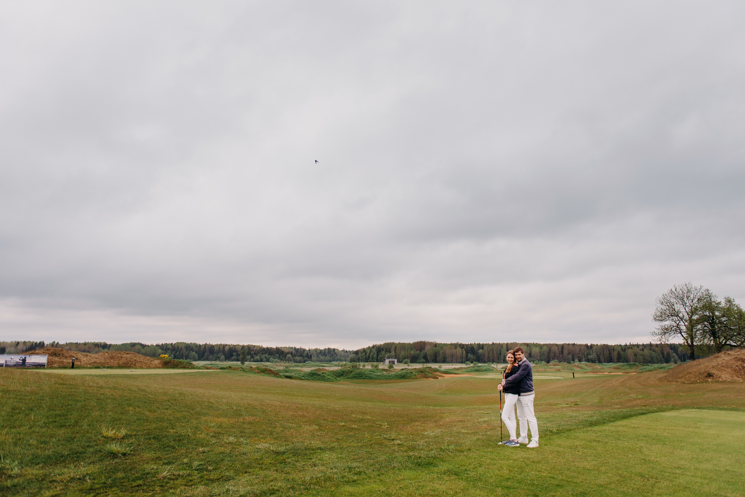 фотосъёмка лавстори в гольф клубе, фотосессия для пар
