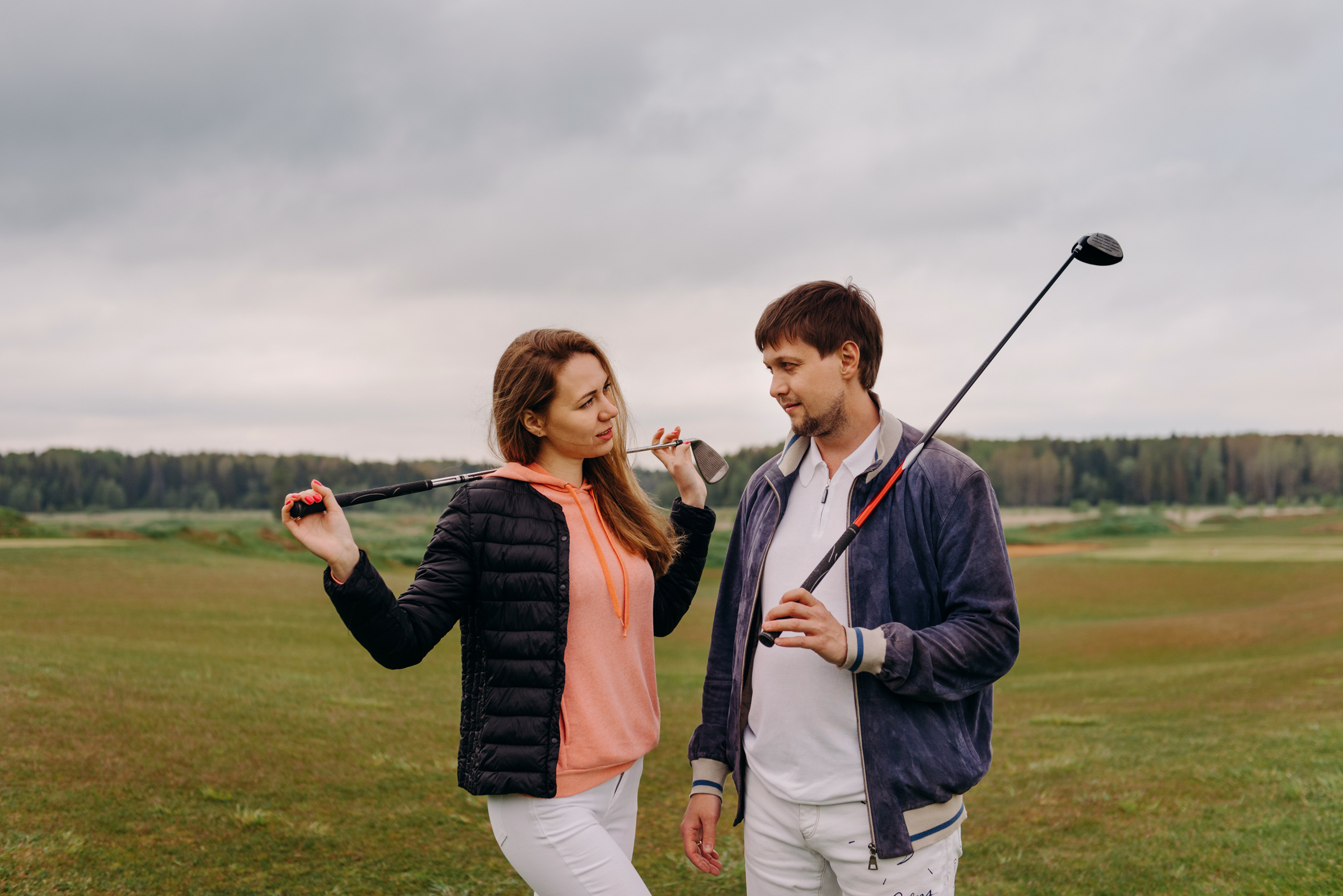 фотосъёмка лавстори в гольф клубе, фотосессия для пар