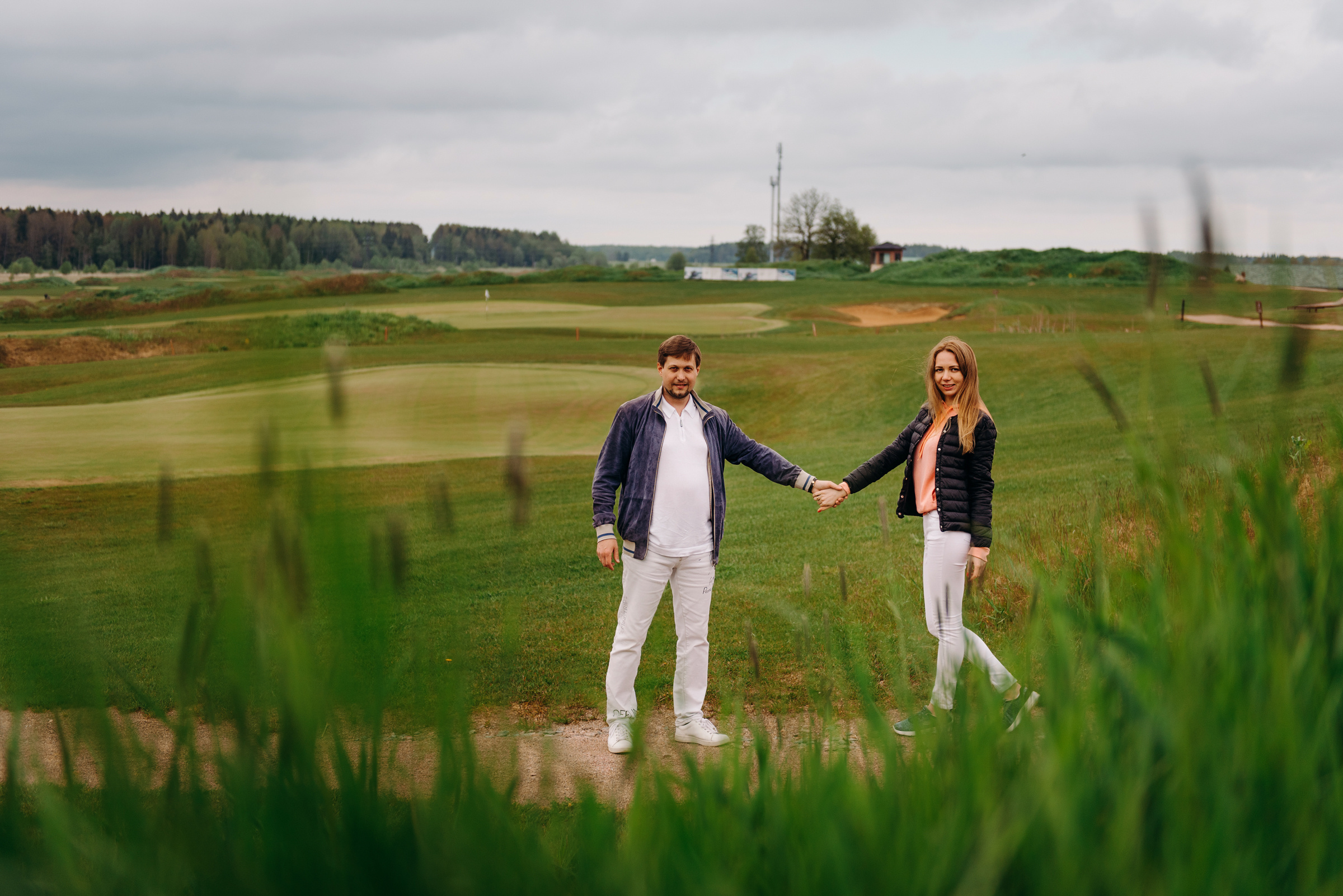 фотосъёмка лавстори в гольф клубе, фотосессия для пар