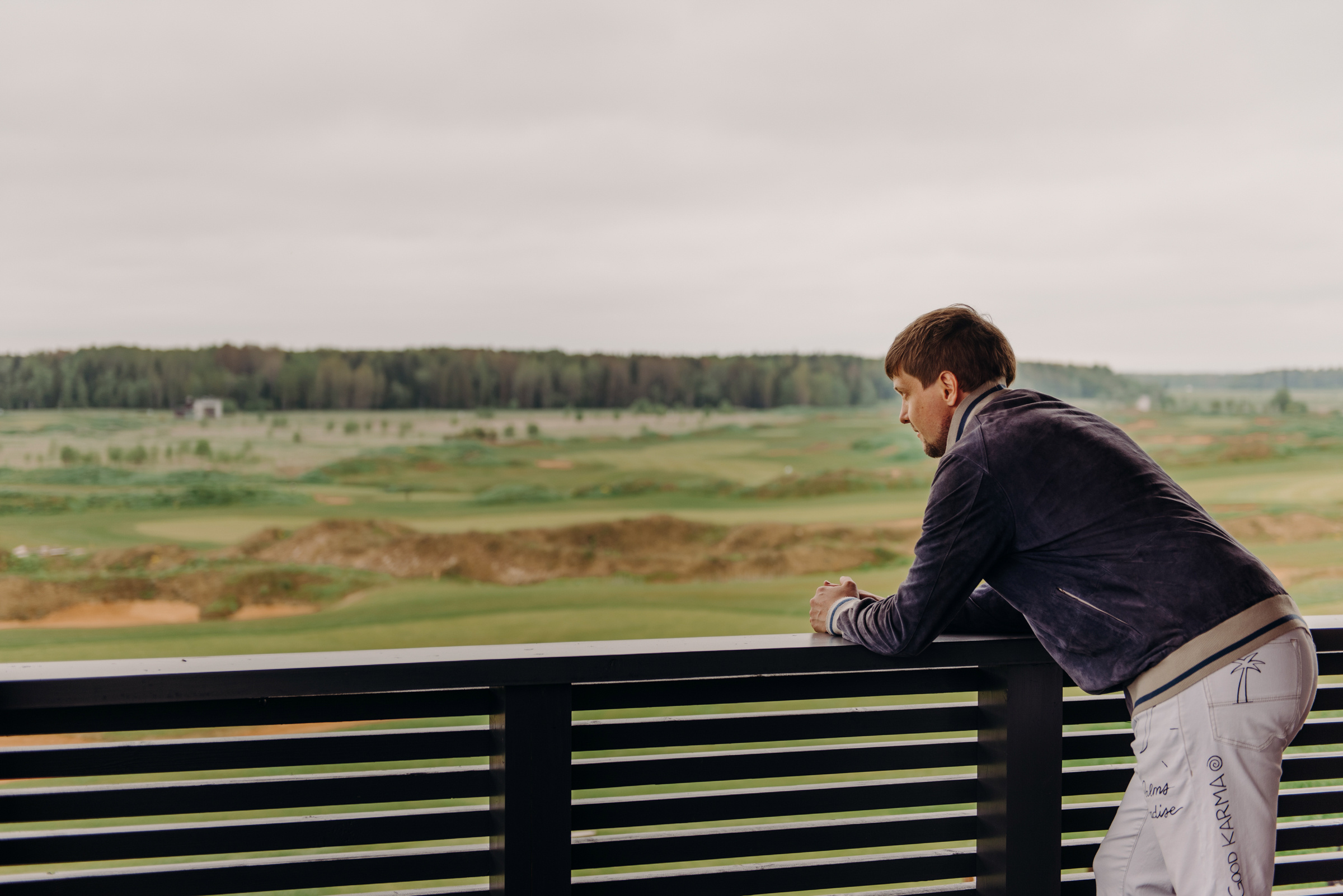 фотосъёмка лавстори в гольф клубе, фотосессия для пар