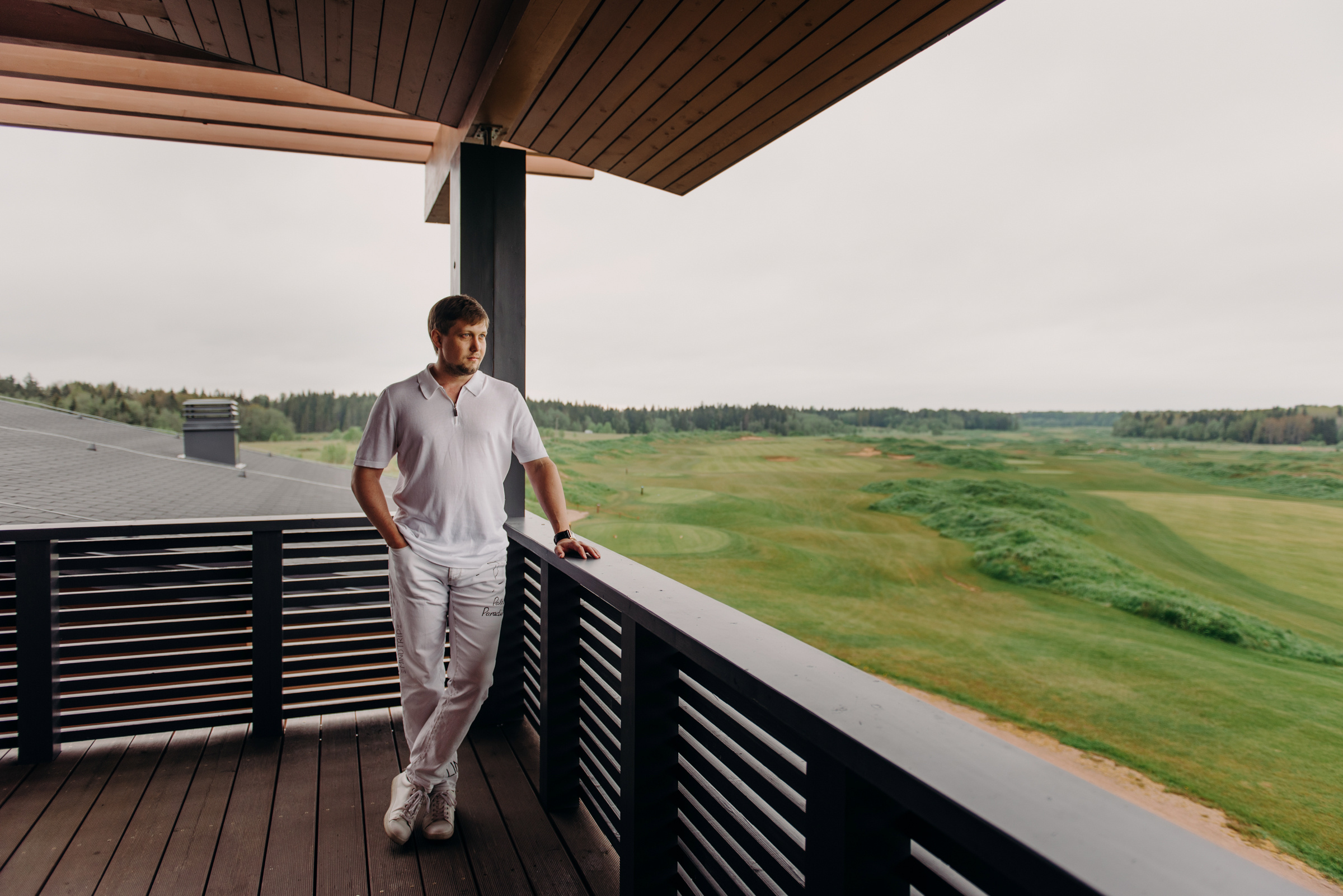 фотосъёмка лавстори в гольф клубе, фотосессия для пар