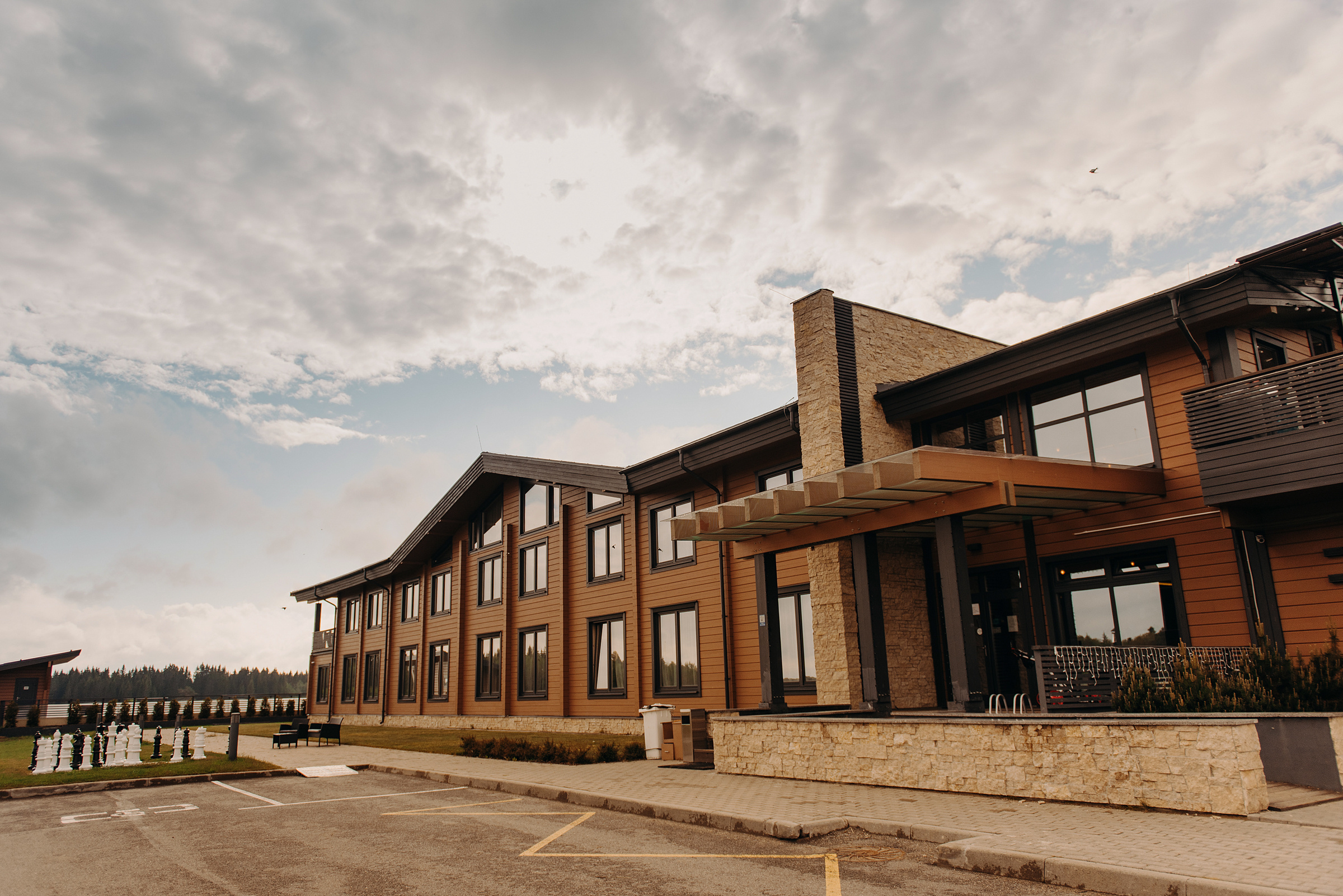 фотосъёмка лавстори в гольф клубе, фотосессия для пар