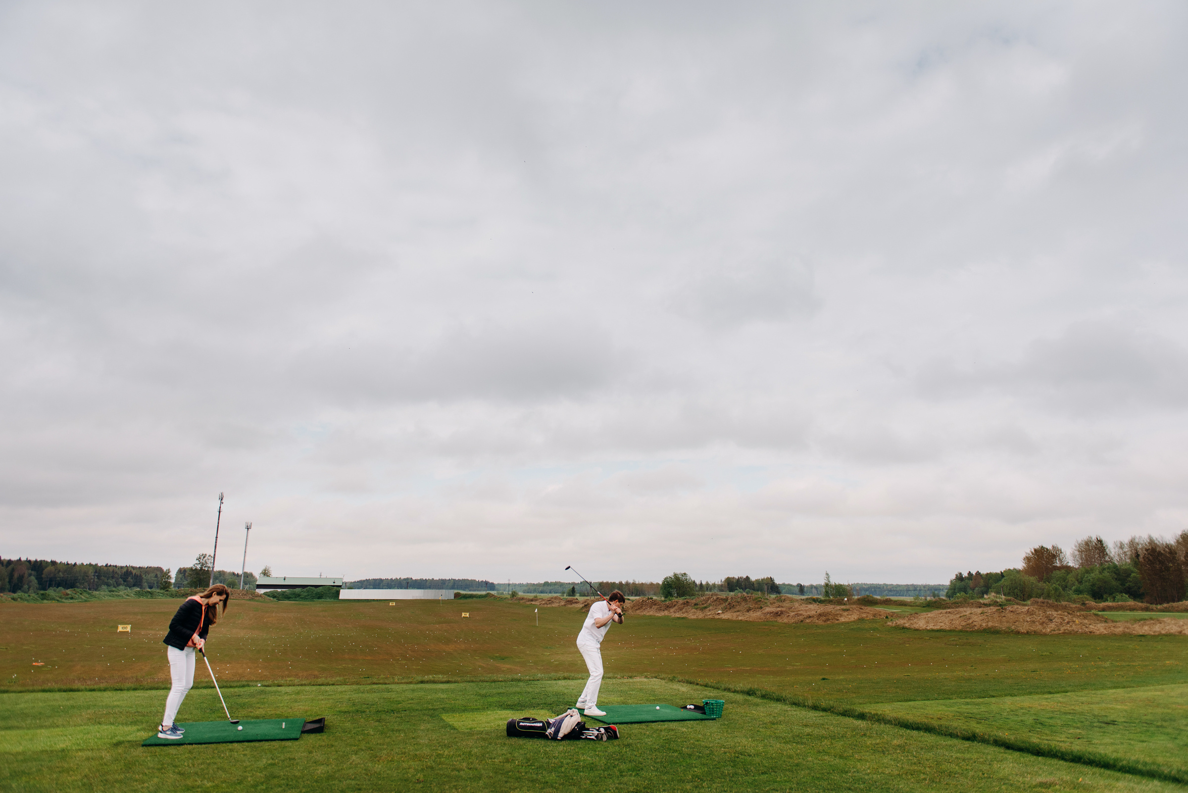 фотосъёмка лавстори в гольф клубе, фотосессия для пар