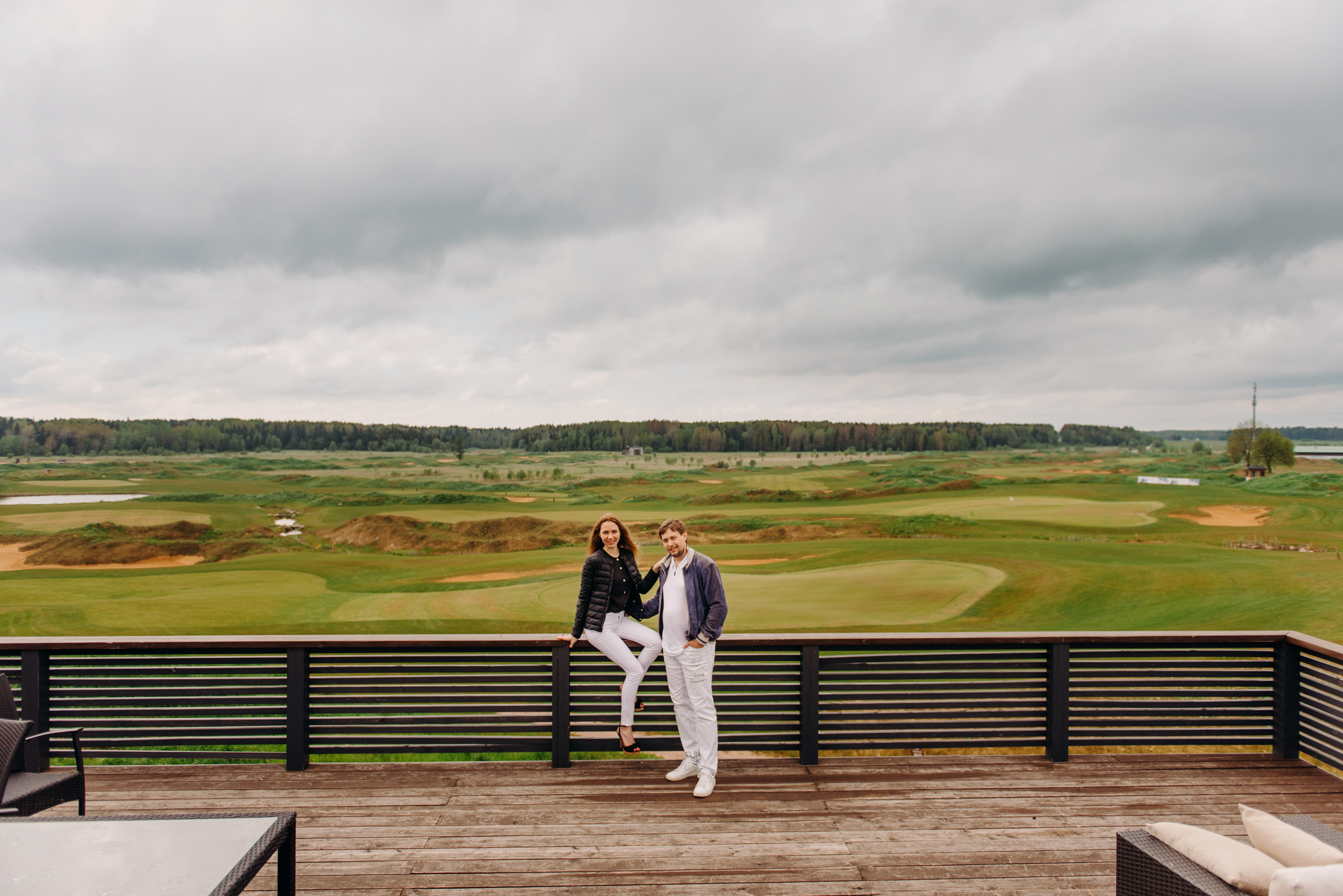 фотосъёмка лавстори в гольф клубе, фотосессия для пар